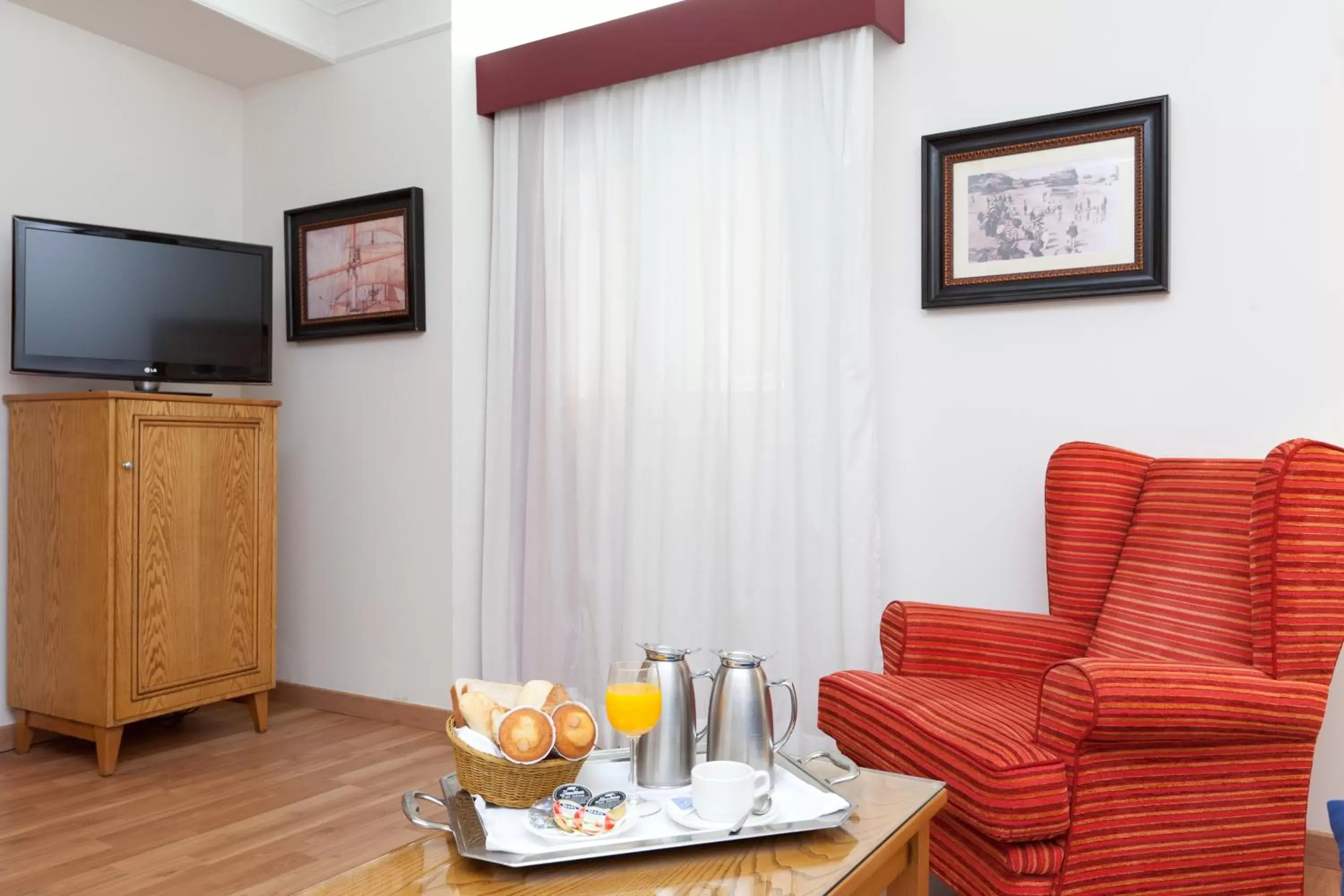 Living room, TV/Entertainment Center in Senator Cádiz Spa Hotel