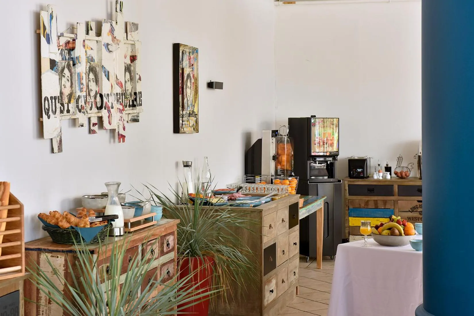 Restaurant/places to eat in Hôtel Arles Plaza