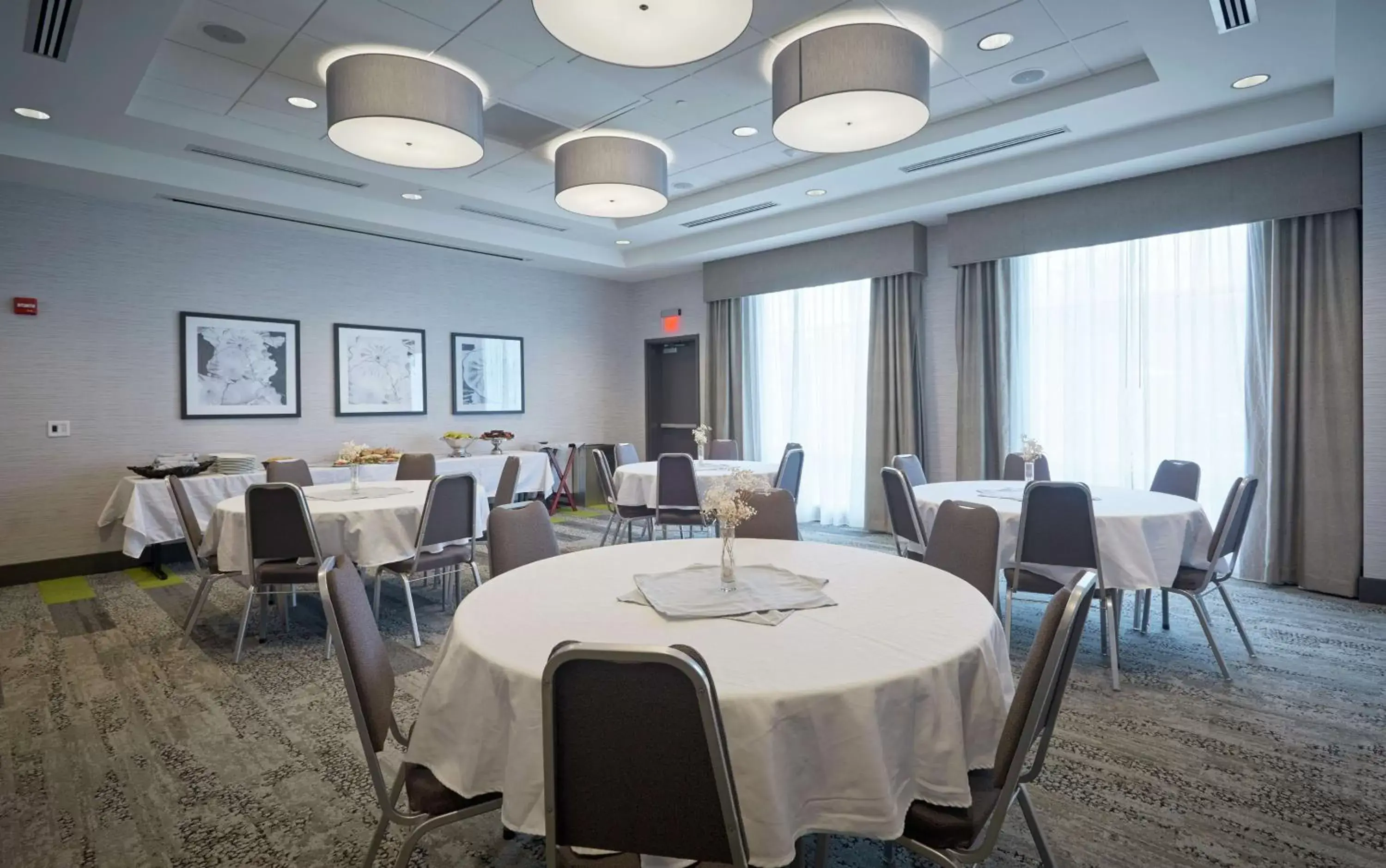 Meeting/conference room, Restaurant/Places to Eat in Hilton Garden Inn Corning Downtown
