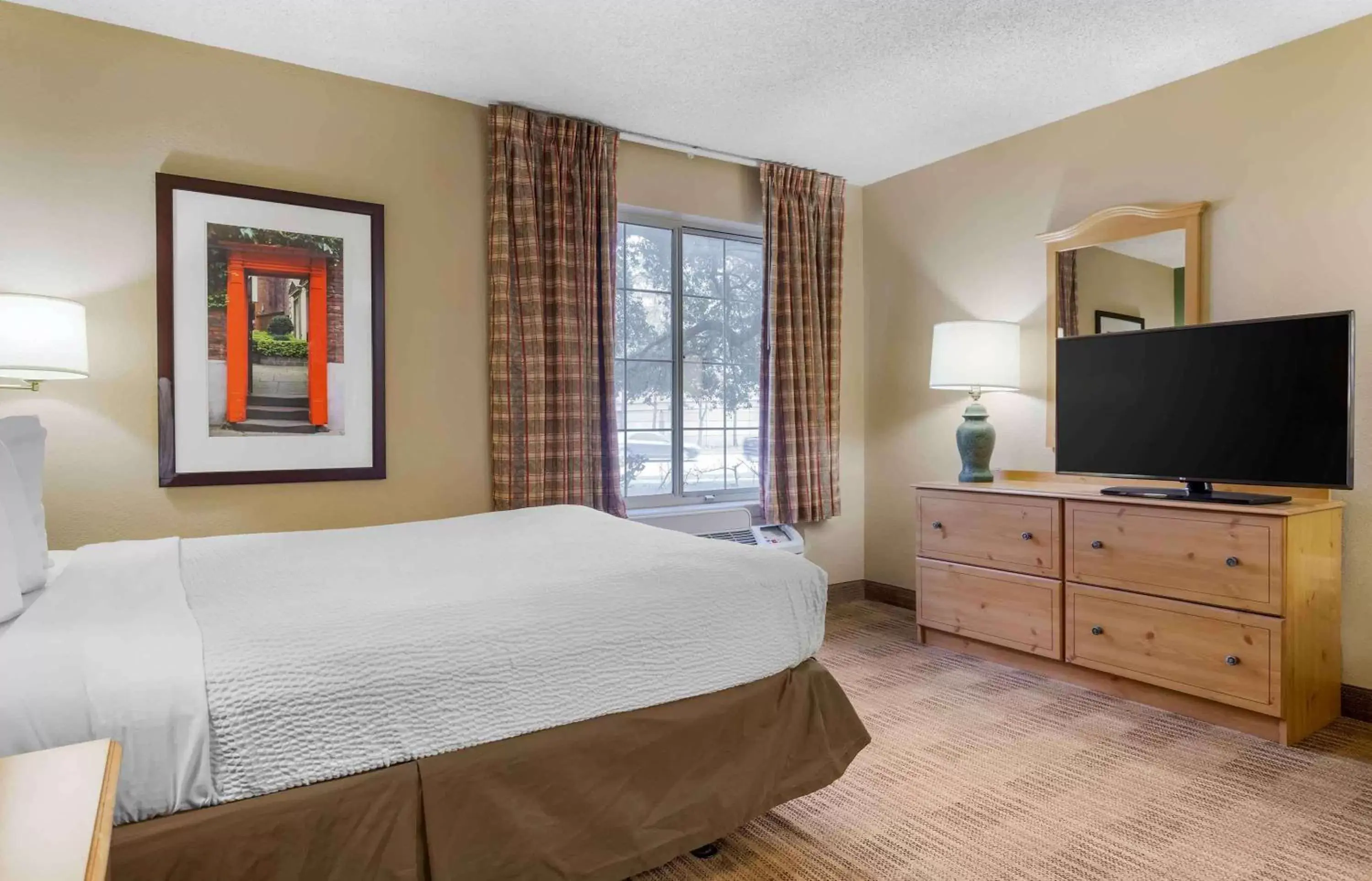 Bedroom, Bed in Extended Stay America Suites - Houston - Galleria - Uptown