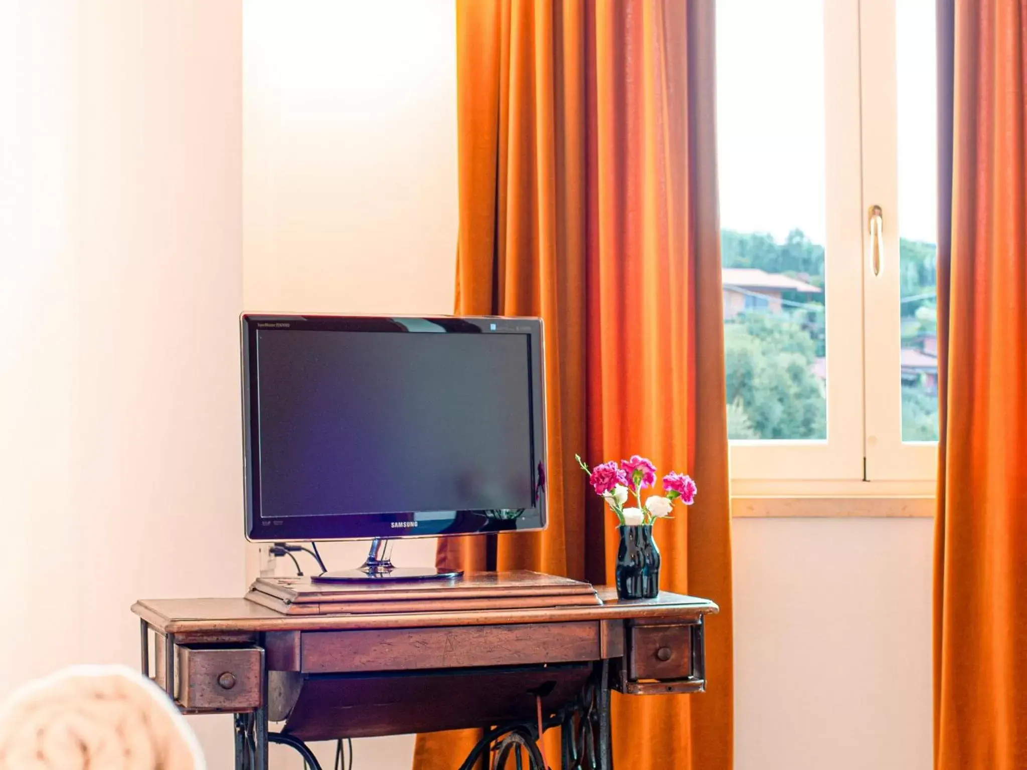 Bedroom, TV/Entertainment Center in La Caletta Hotel Bolognese