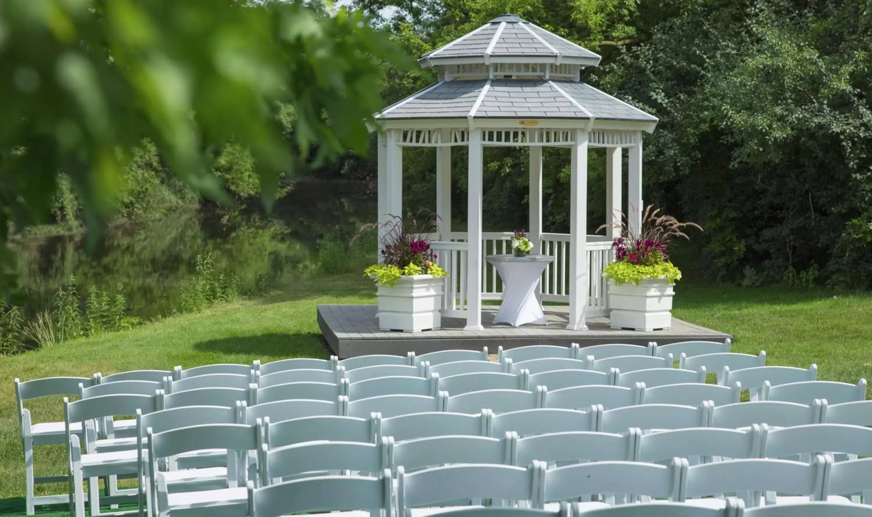 Garden in DoubleTree by Hilton Chicago - Oak Brook