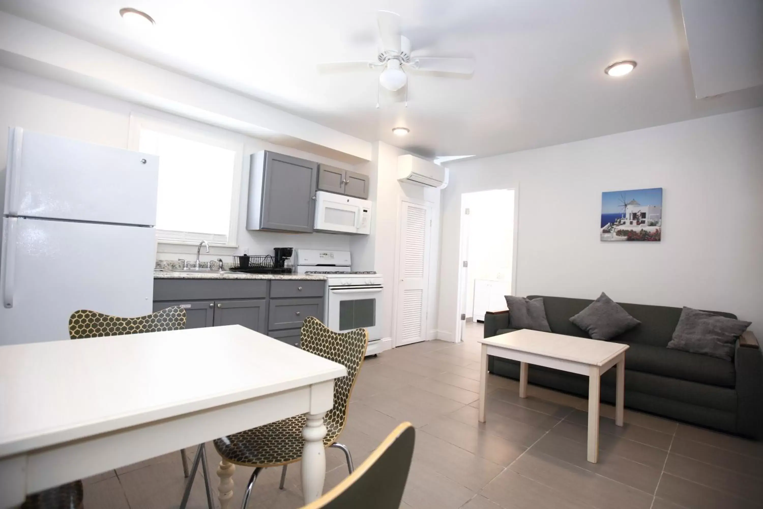 Living room, Kitchen/Kitchenette in Garfield Beach House