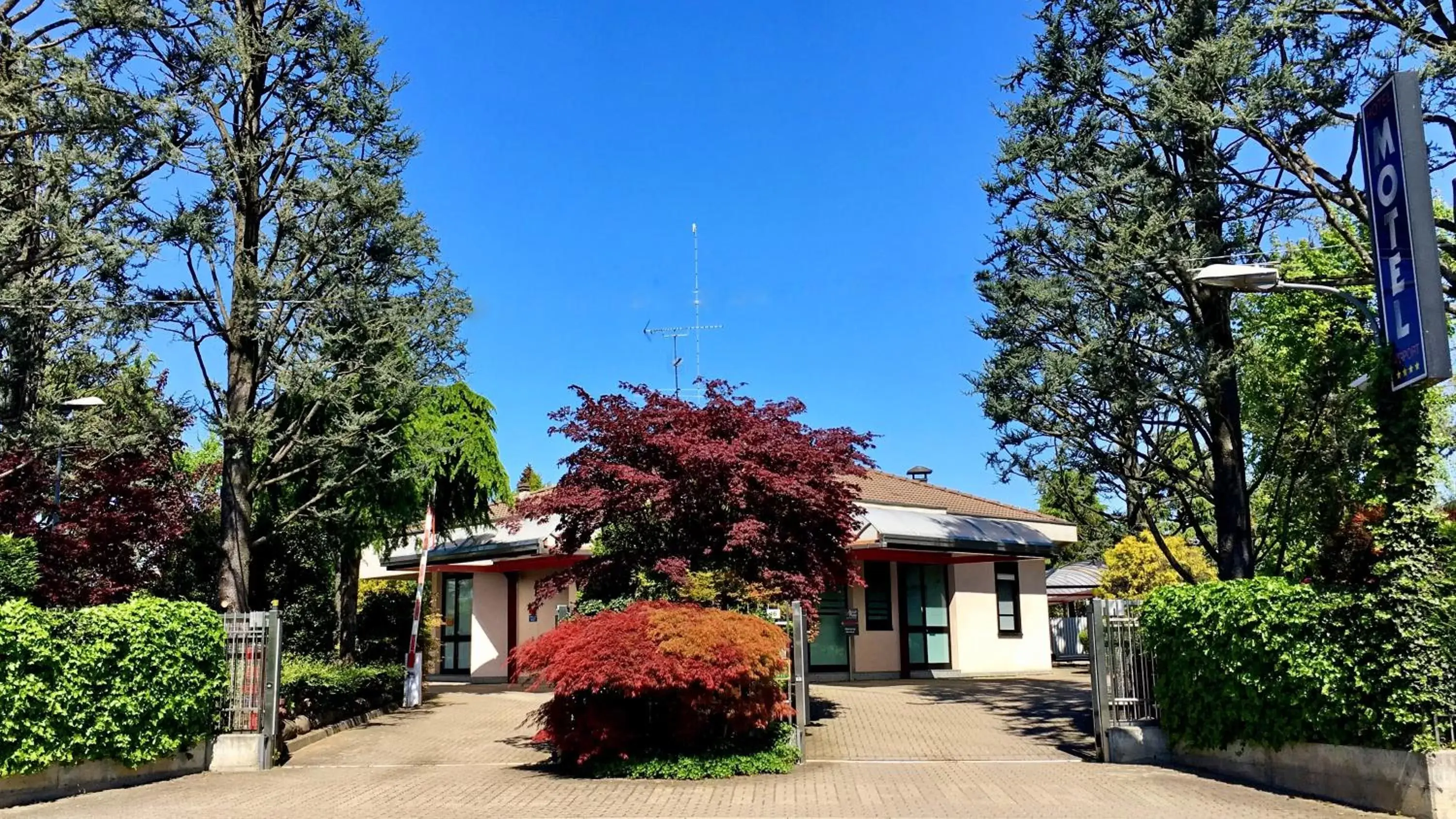 Facade/entrance in Airport Hotel Malpensa Facade/entrance in Airport Hotel Malpensa