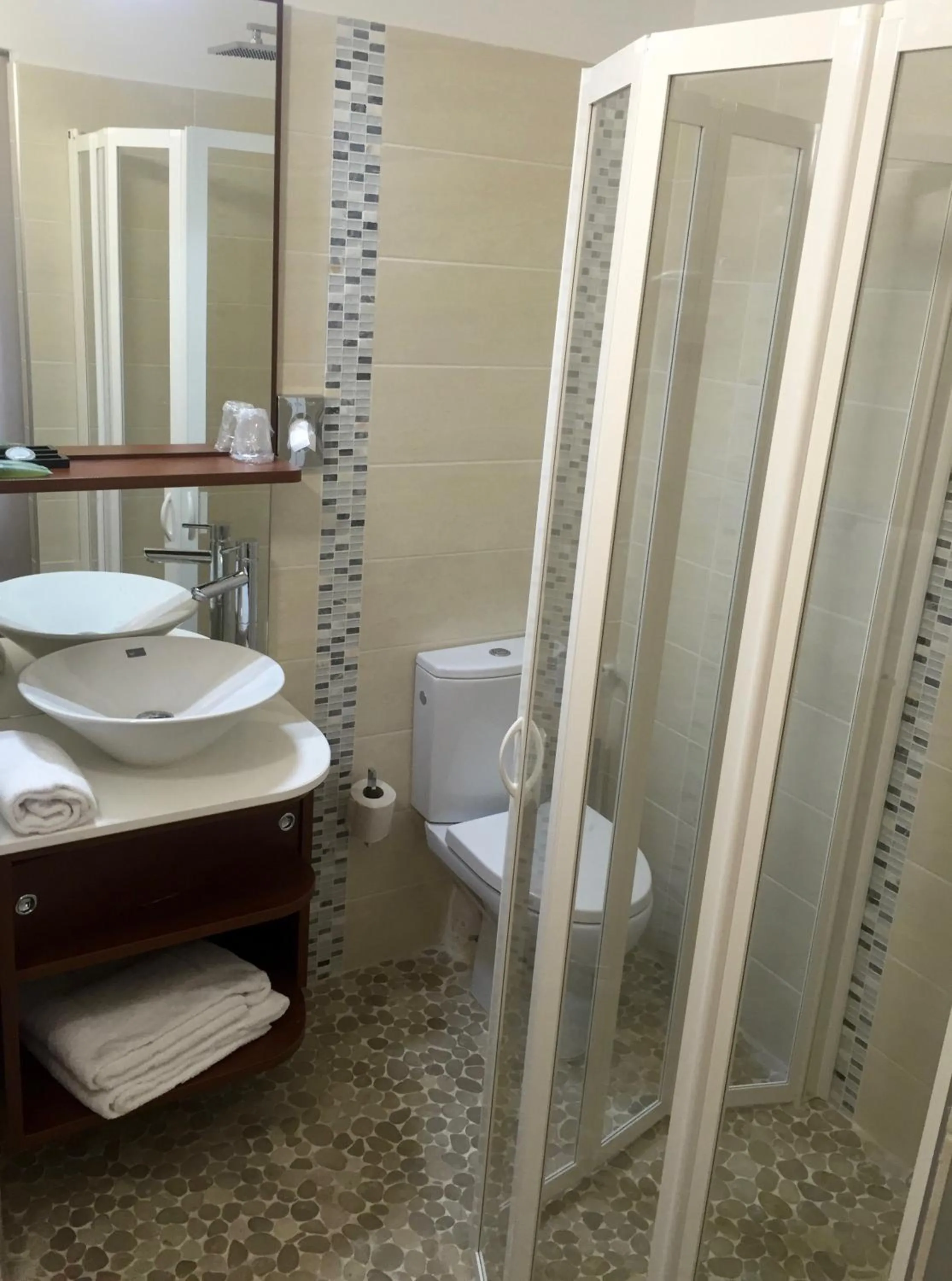 Bathroom in Massilia hôtel