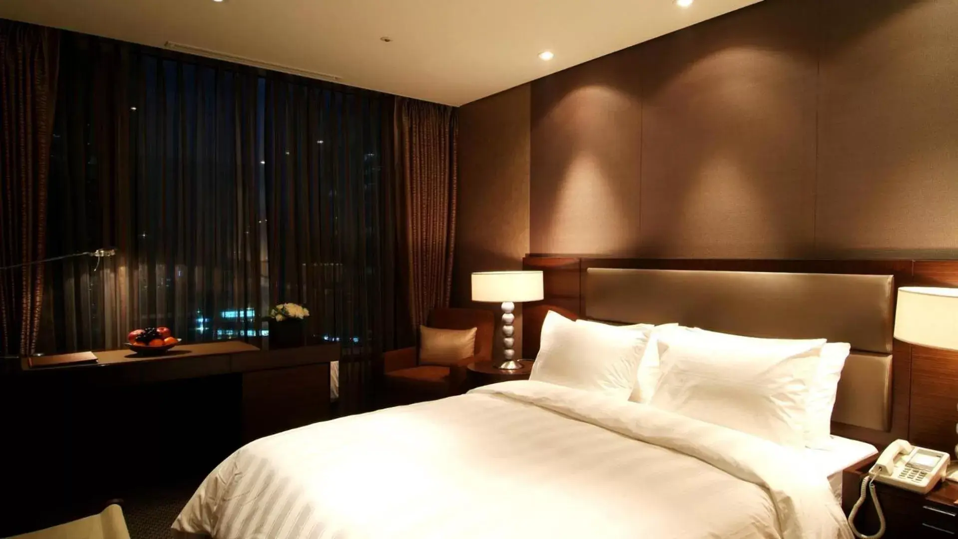 Bed in LOTTE City Hotel Mapo