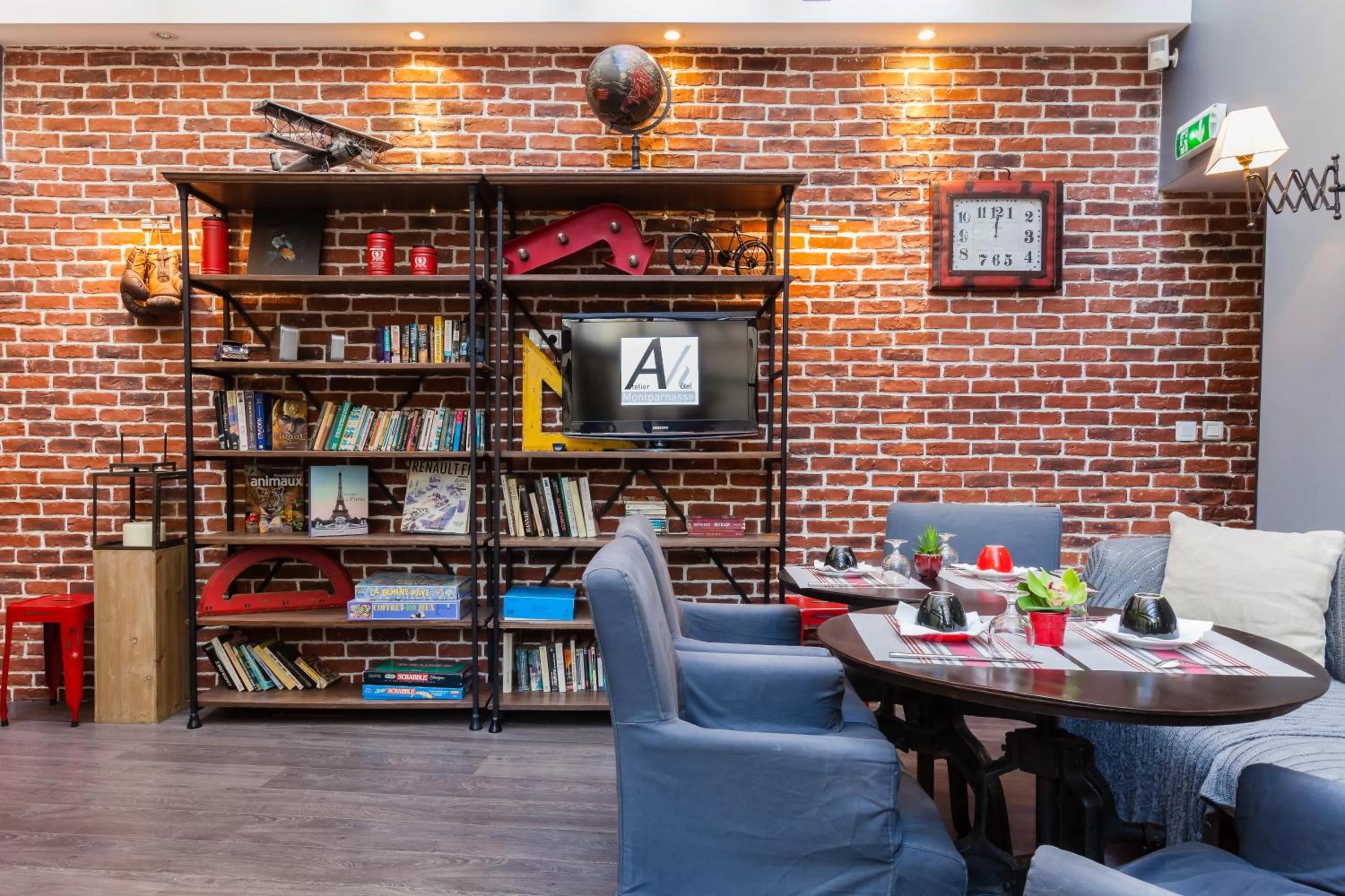 Lobby or reception in Atelier Montparnasse Hôtel