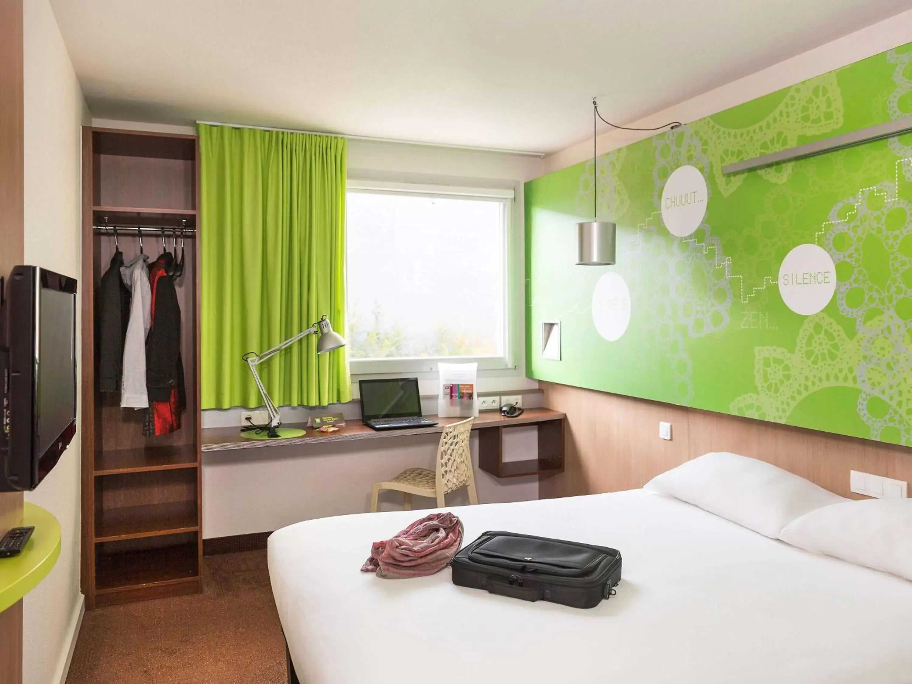 Photo of the whole room, Bed in ibis Styles Bethune Bruay la Buissière