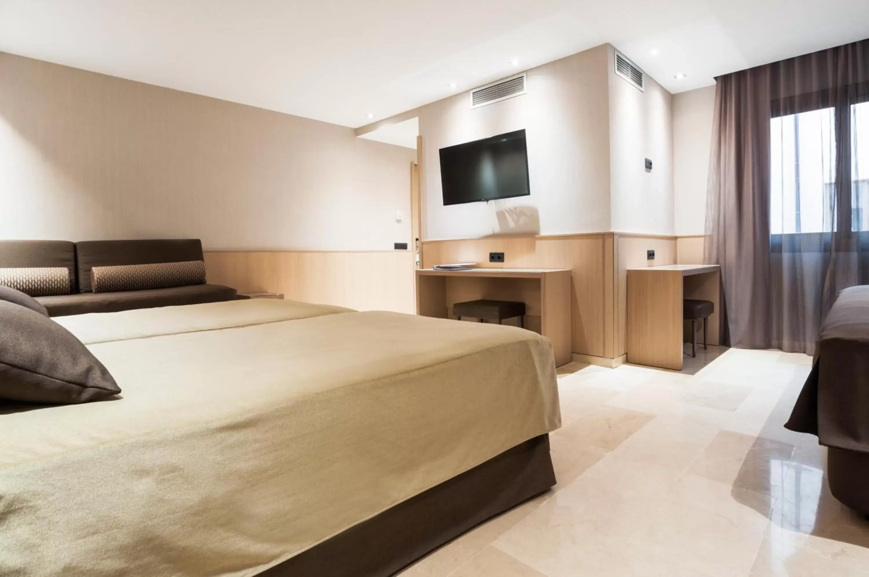 Bedroom, Bed in Gran Hotel Barcino