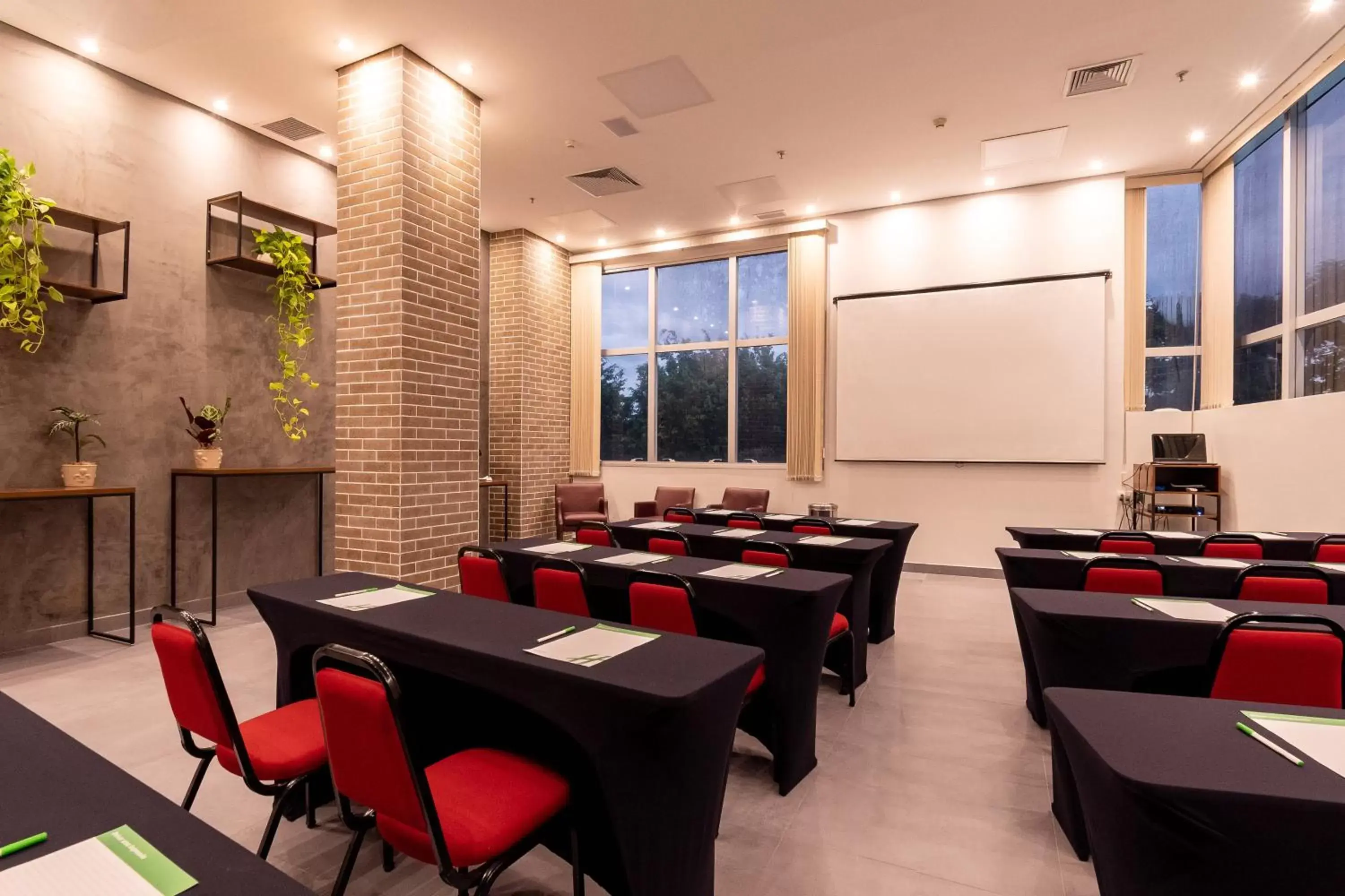 Meeting/conference room in Holiday Inn Manaus, an IHG Hotel