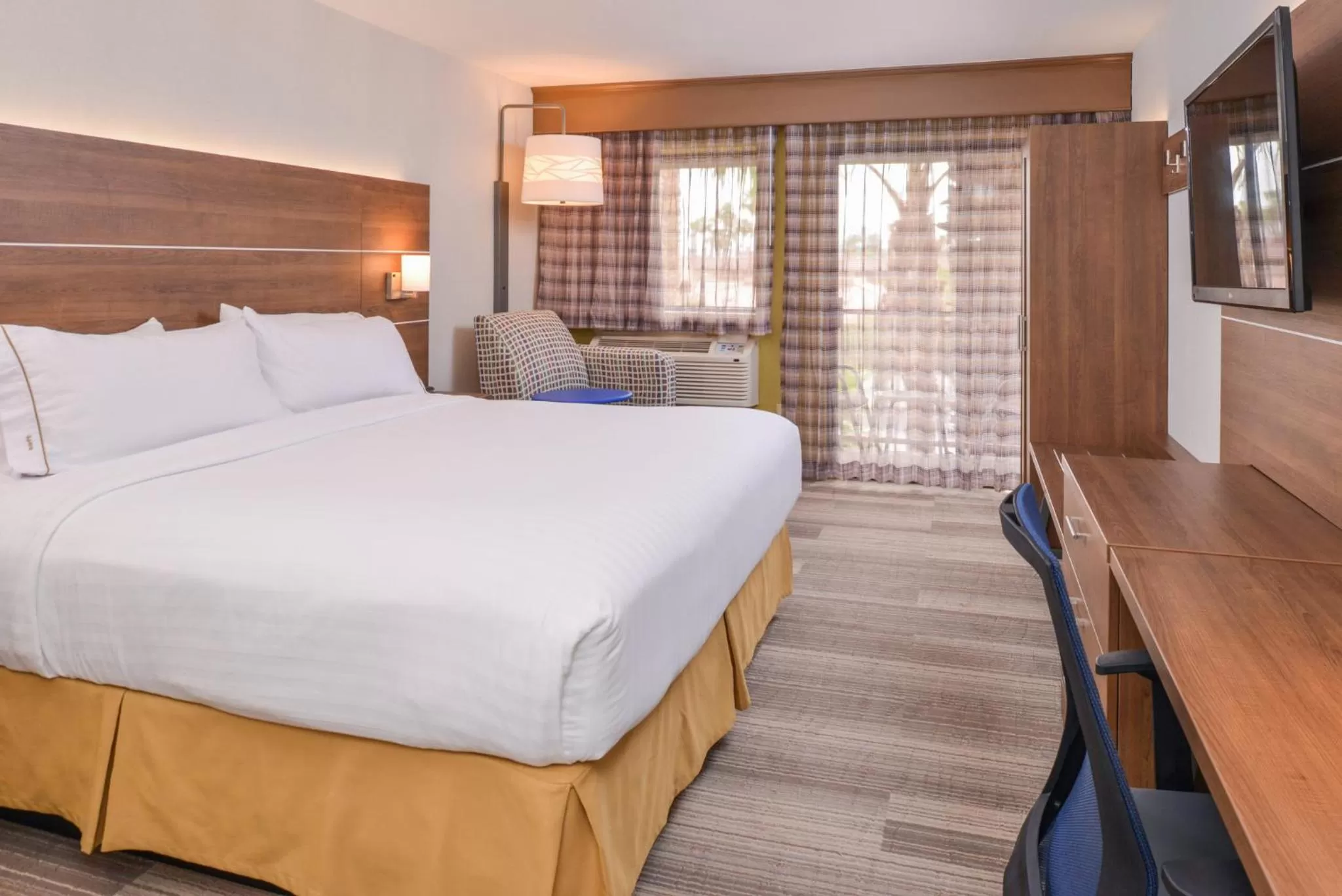 Photo of the whole room, Bed in Holiday Inn Express Palm Desert by IHG