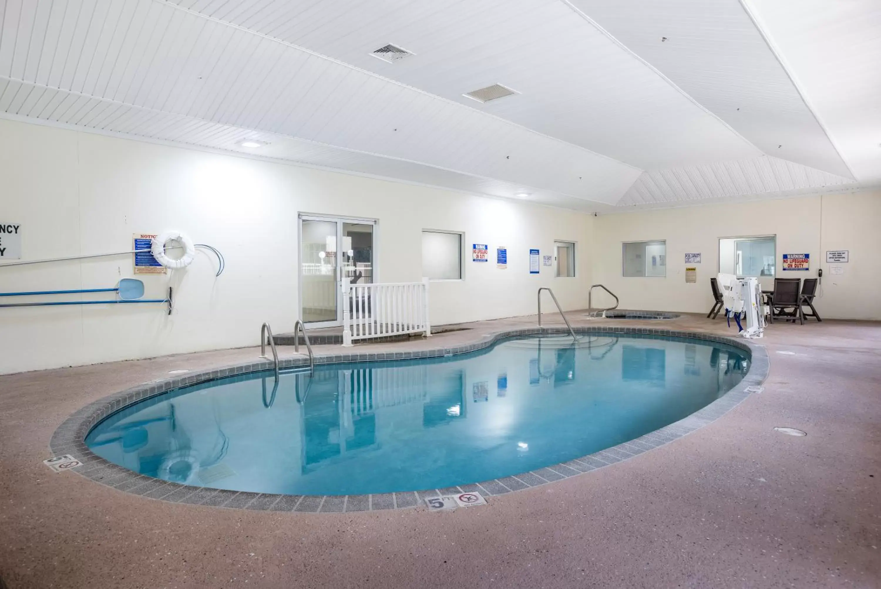 Swimming Pool in Red Roof Inn PLUS+ & Suites Savannah – I-95
