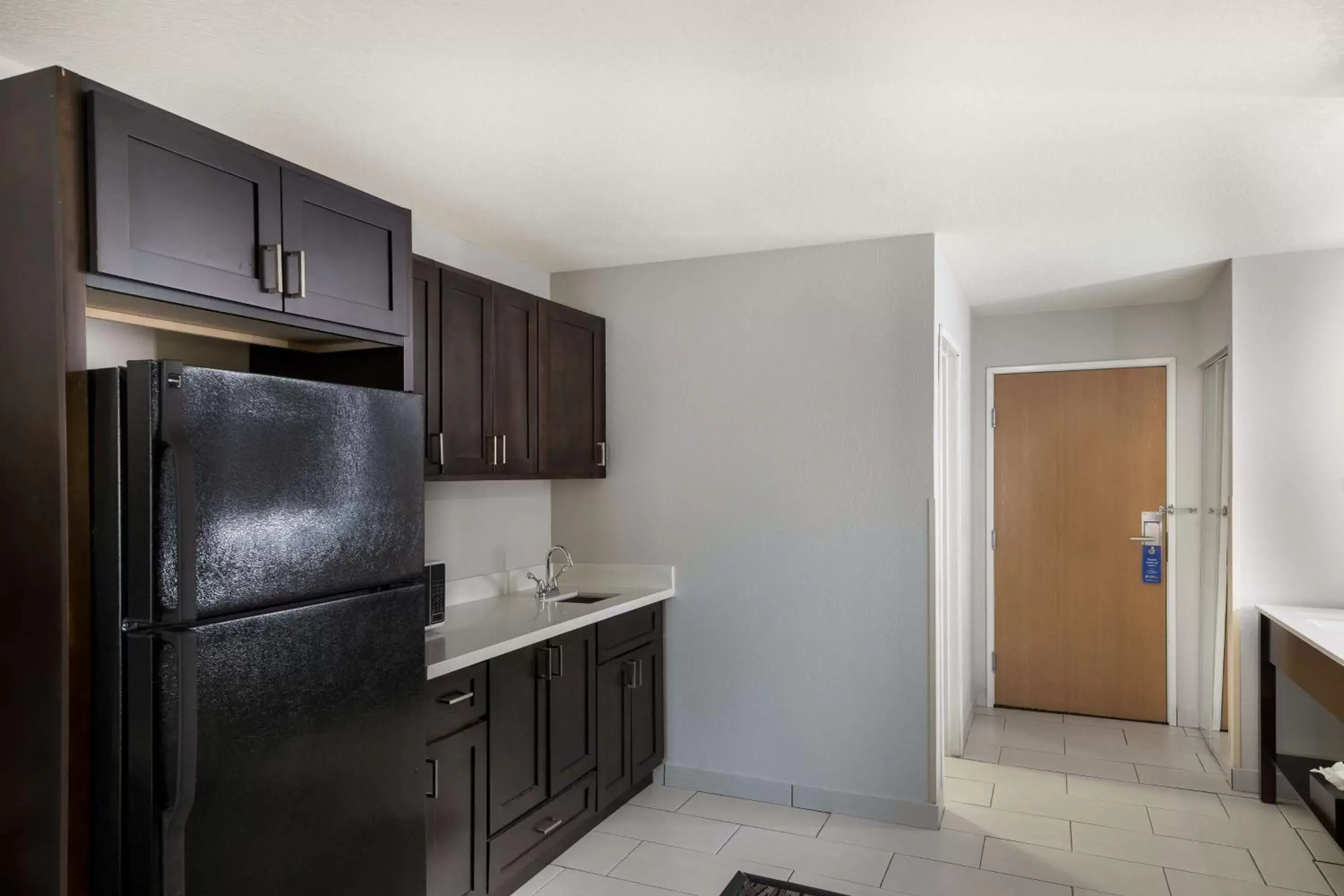 Photo of the whole room, Kitchen/Kitchenette in Best Western PLUS Mountain View Auburn Inn