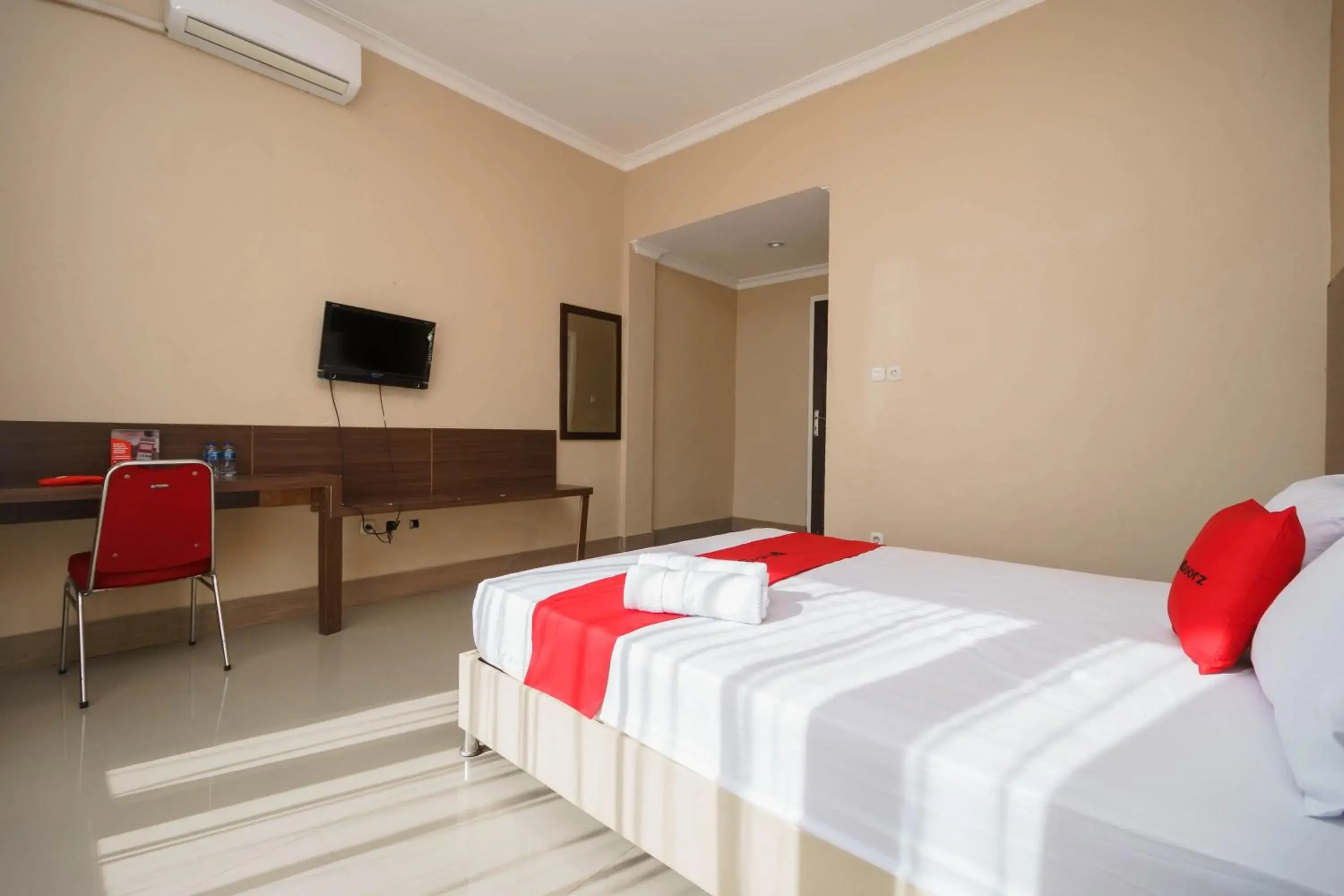 Bedroom, Bed in RedDoorz Syariah At Hotel Putri Gading Bengkulu