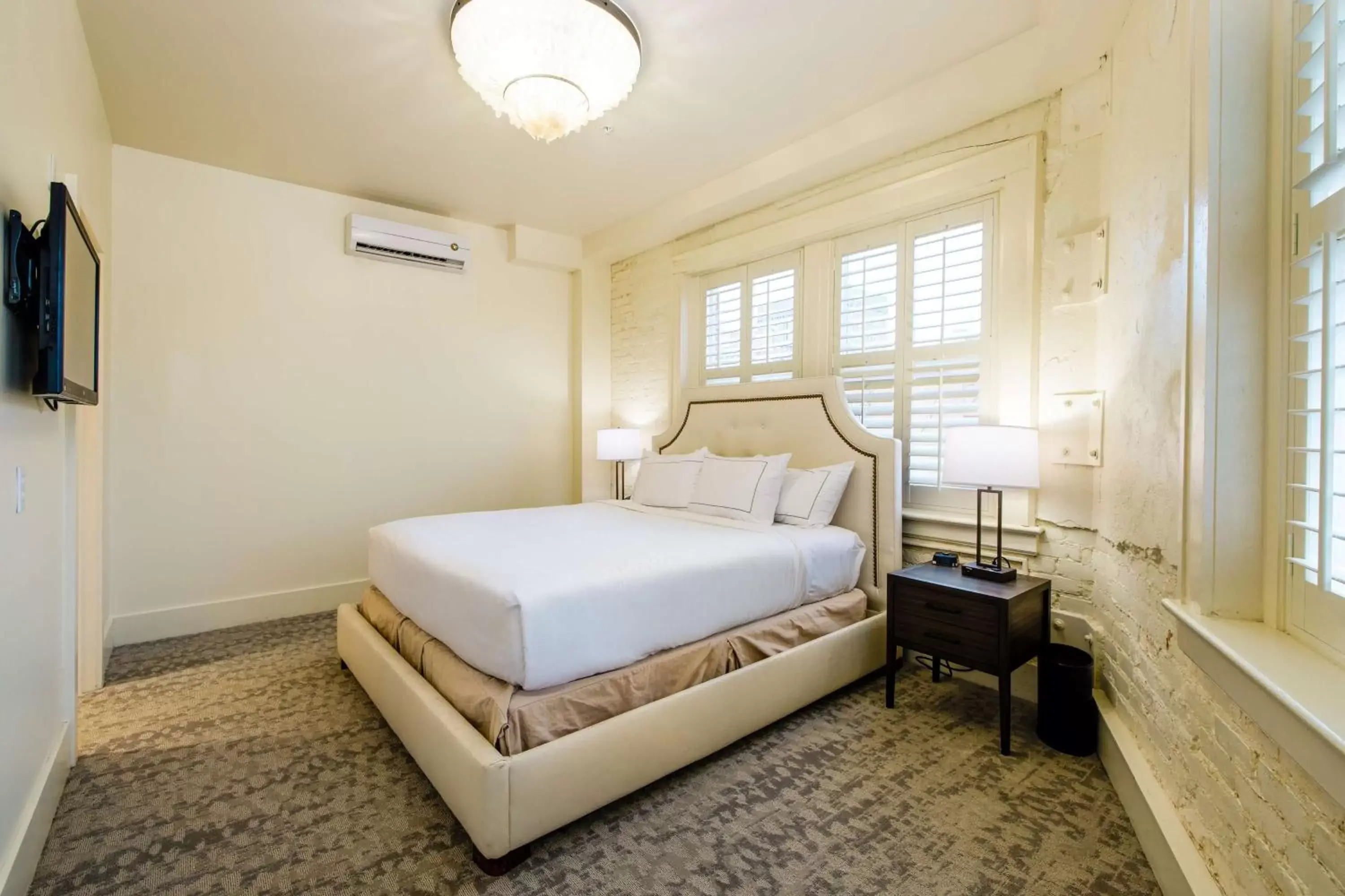 Bedroom, Bed in Hotel Florence, Tapestry Collection by Hilton