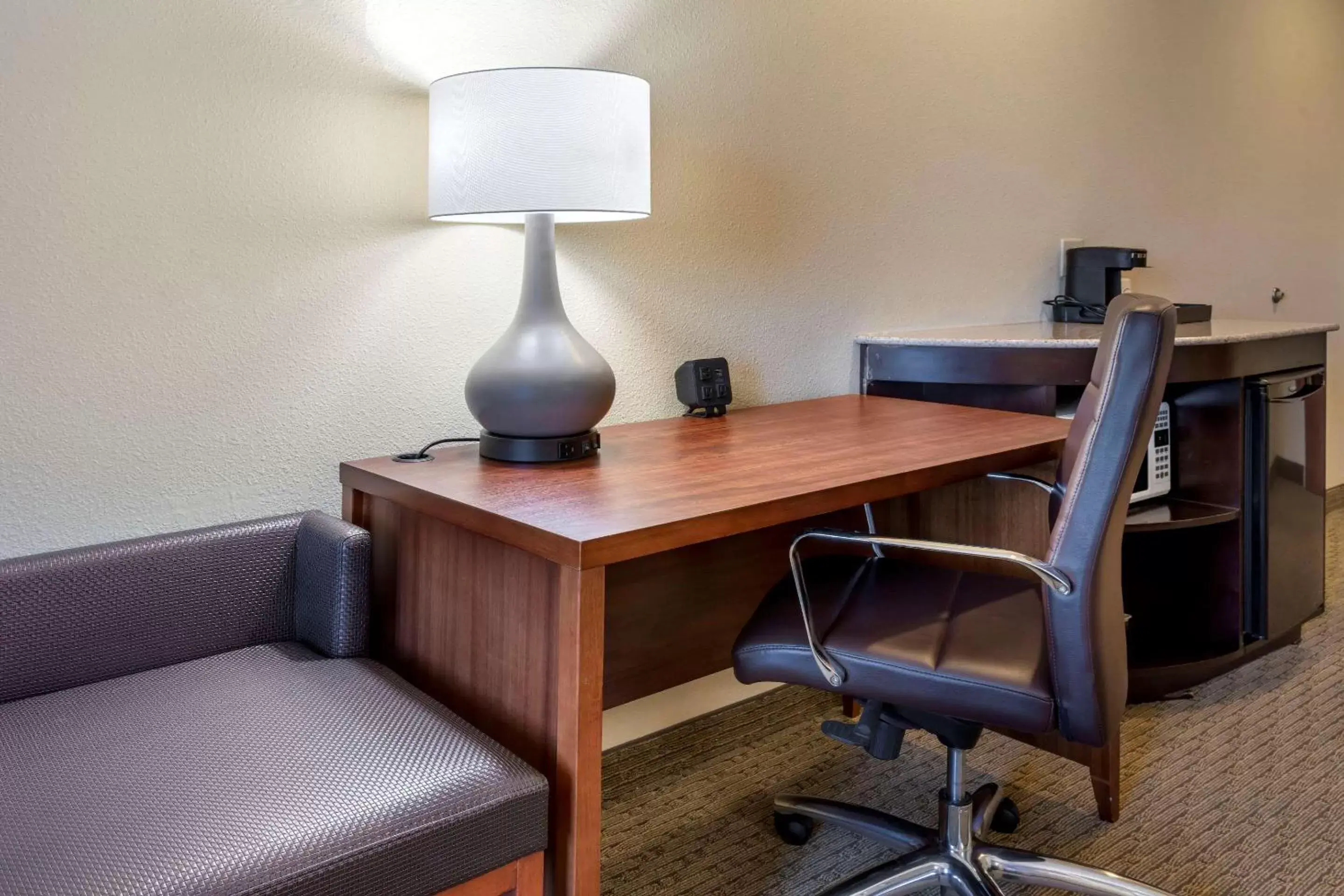 Photo of the whole room, Seating Area in Comfort Suites Eugene