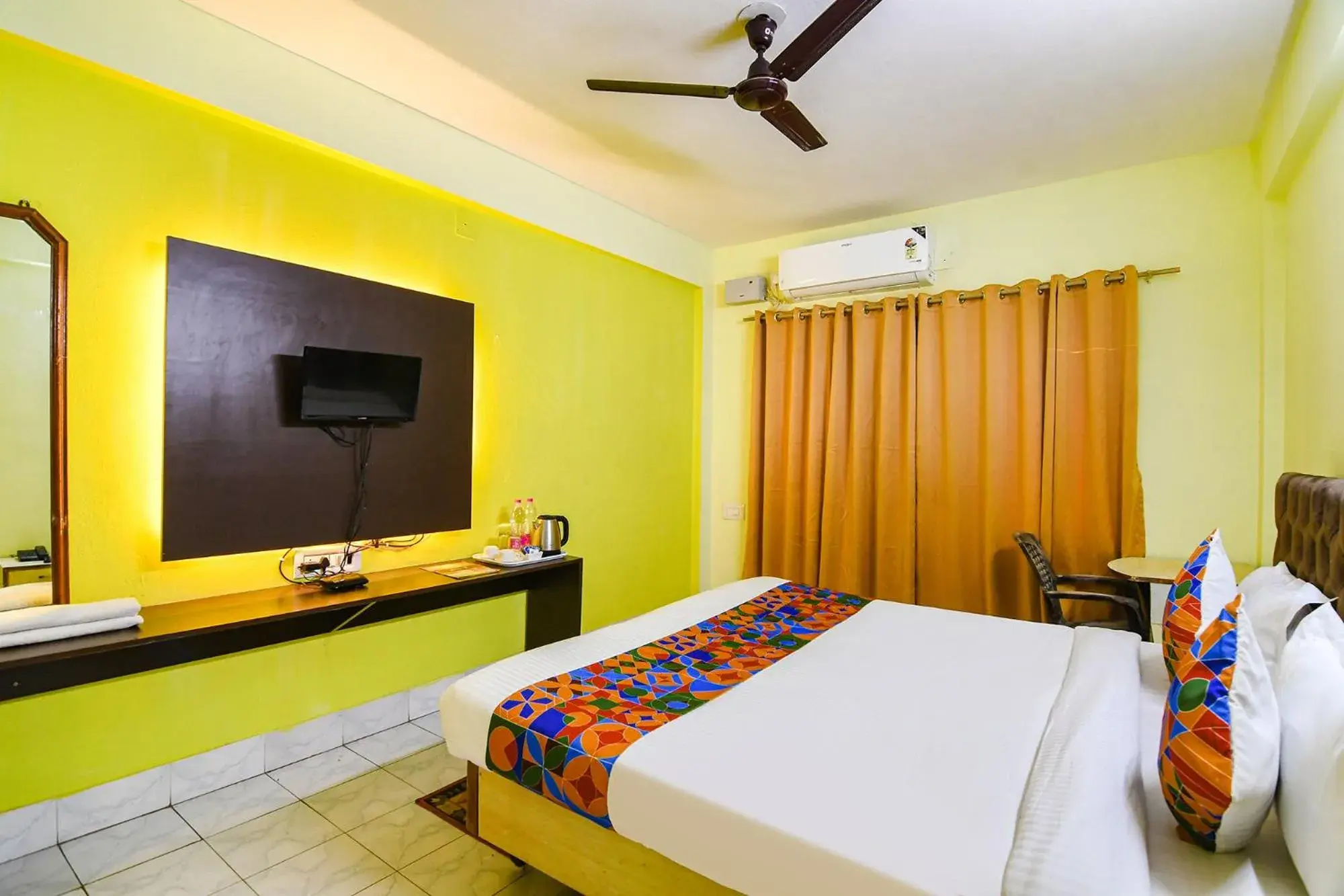 Bed, TV/Entertainment Center in FabHotel Bollywood 2.0
