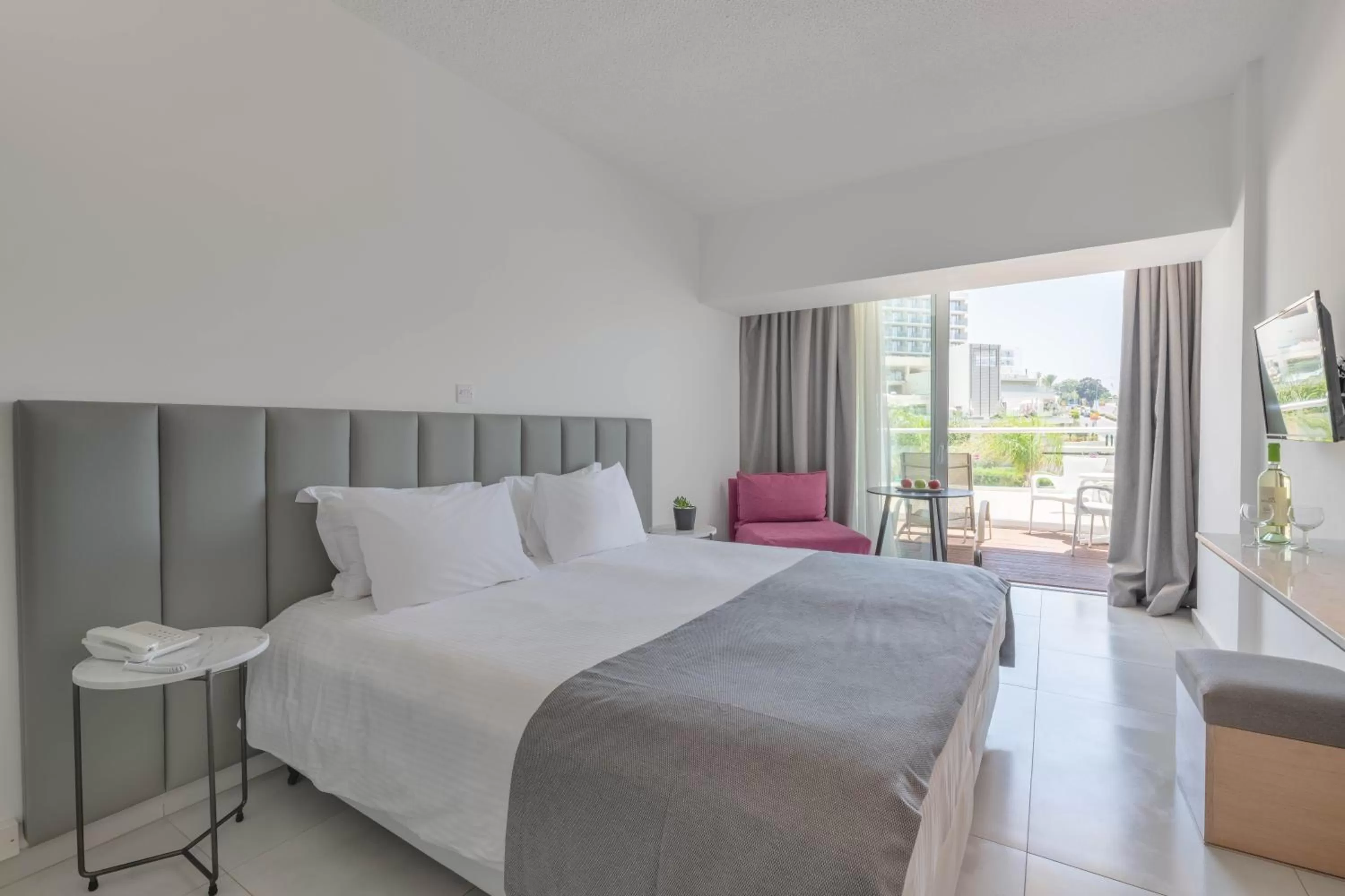 View (from property/room), Bed in Napa Mermaid Hotel & Suites