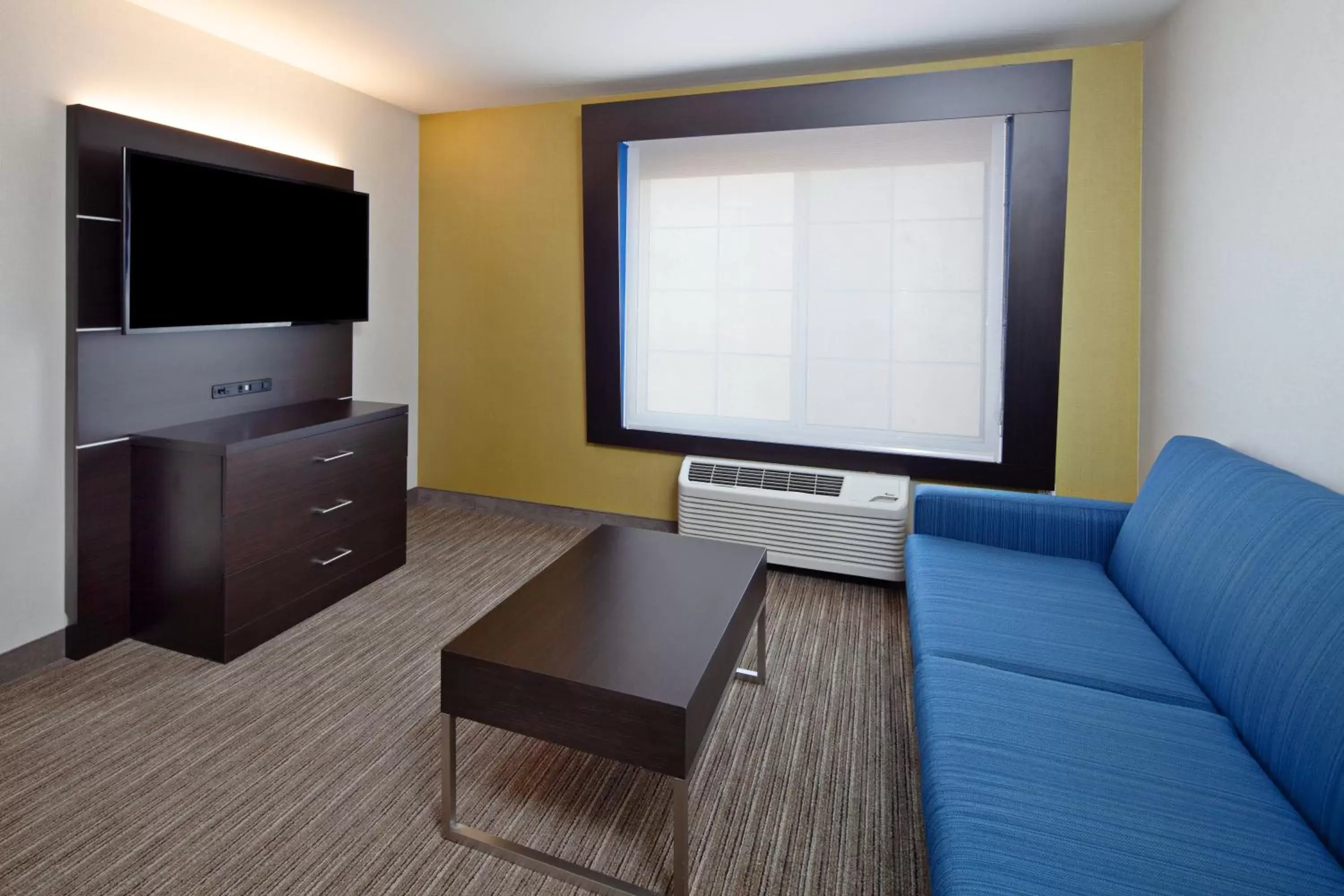 Living room, Seating Area in Holiday Inn Express & Suites Oakland - Airport, an IHG Hotel