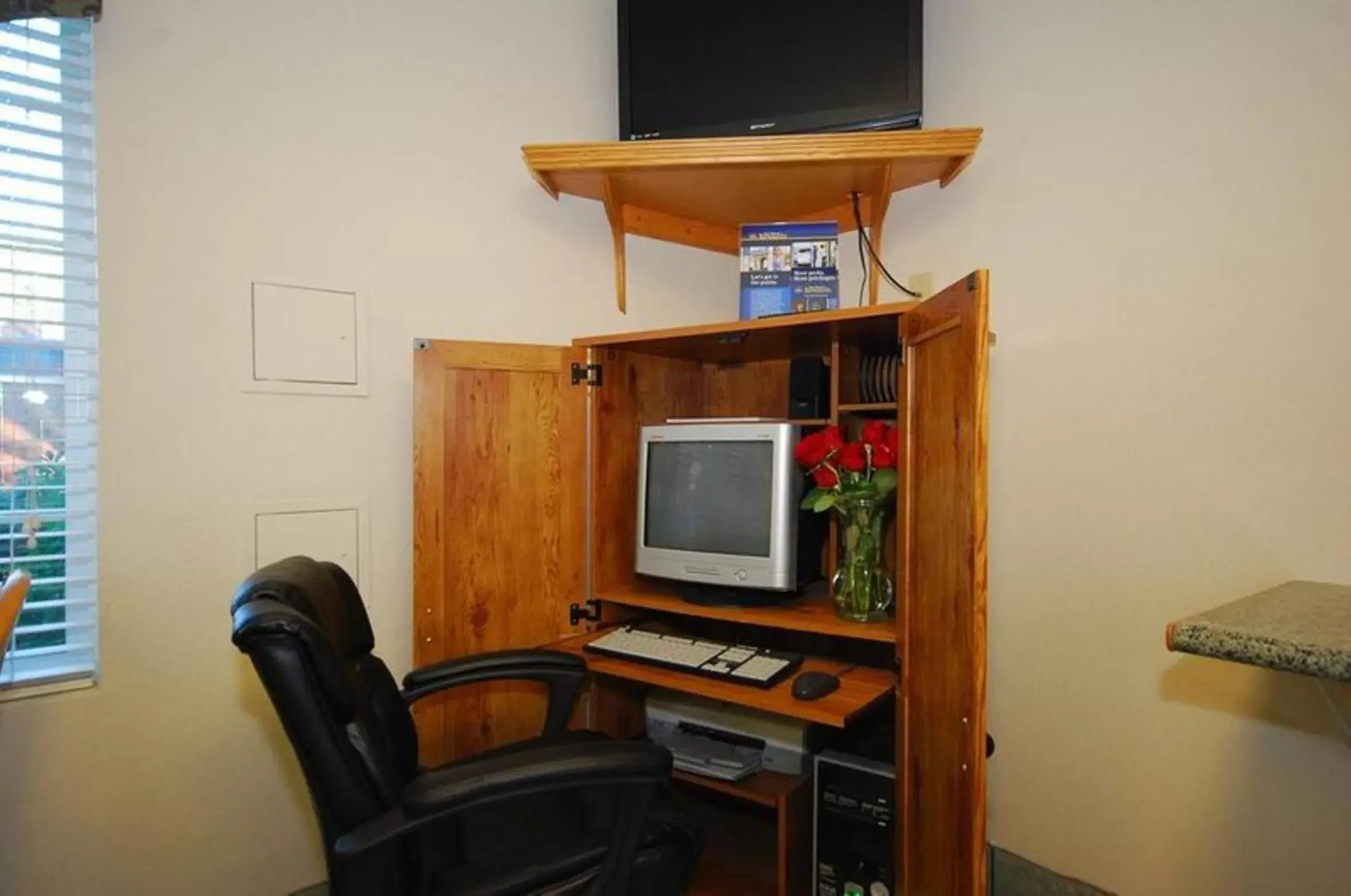 Business facilities, TV/Entertainment Center in Cloverdale Wine Country Inn & Suites