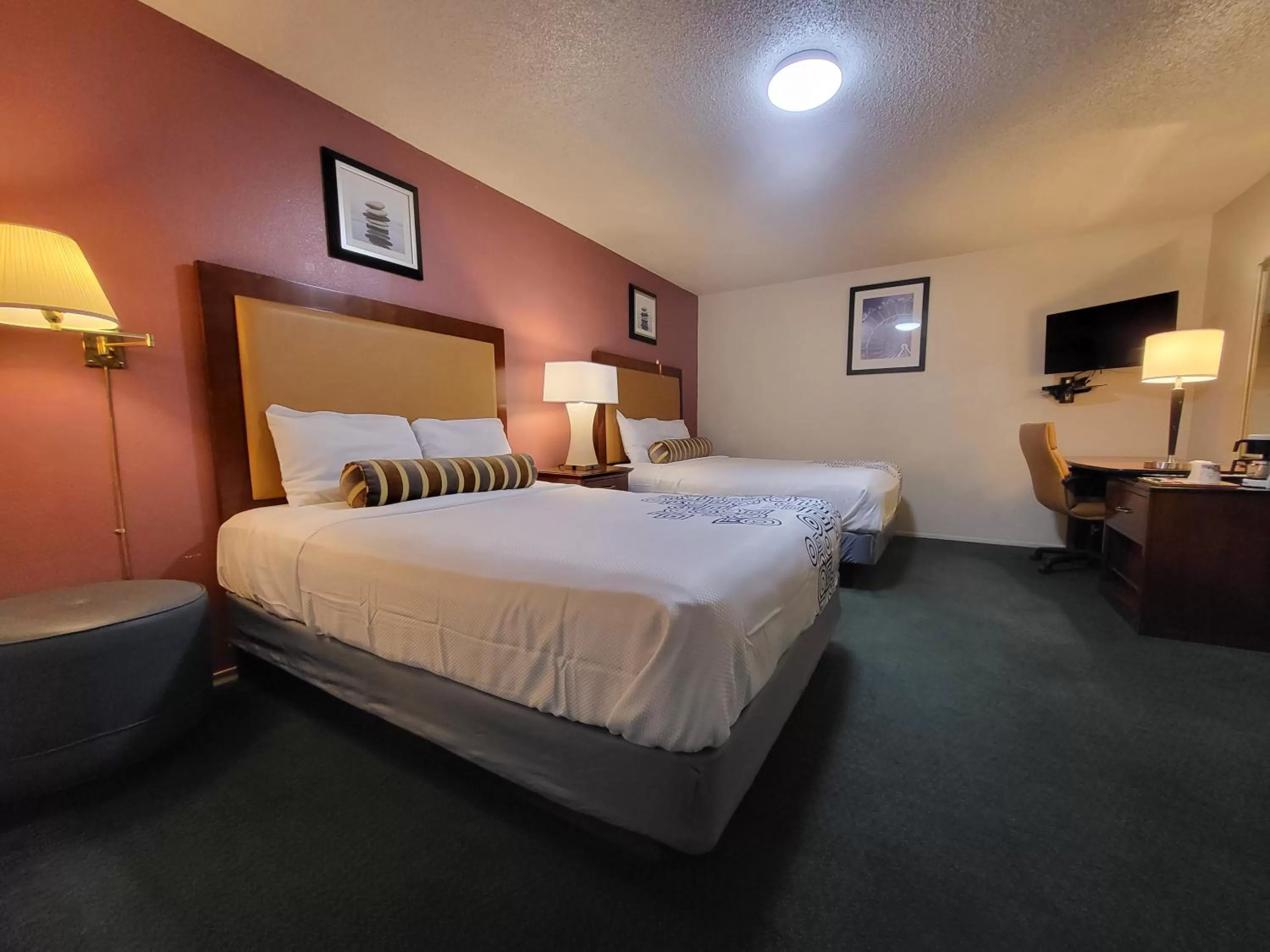 Photo of the whole room, Bed in Star Inn On Route 66, Barstow