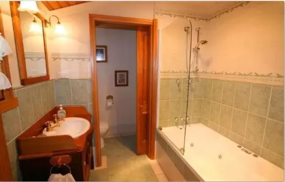 Bathroom in Westbury Gingerbread Cottages