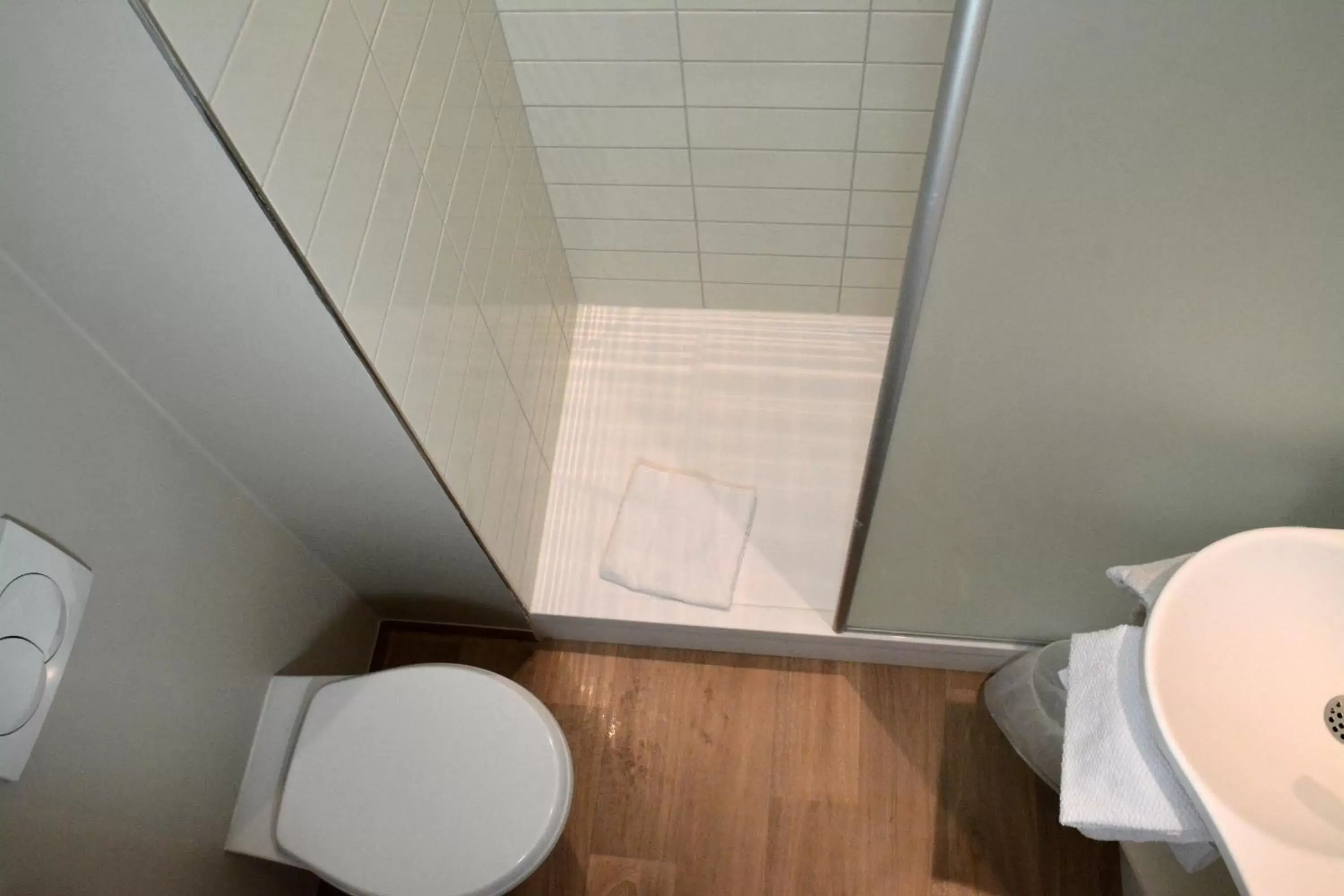 Bathroom in ibis budget Rouen Parc des Expos Zenith