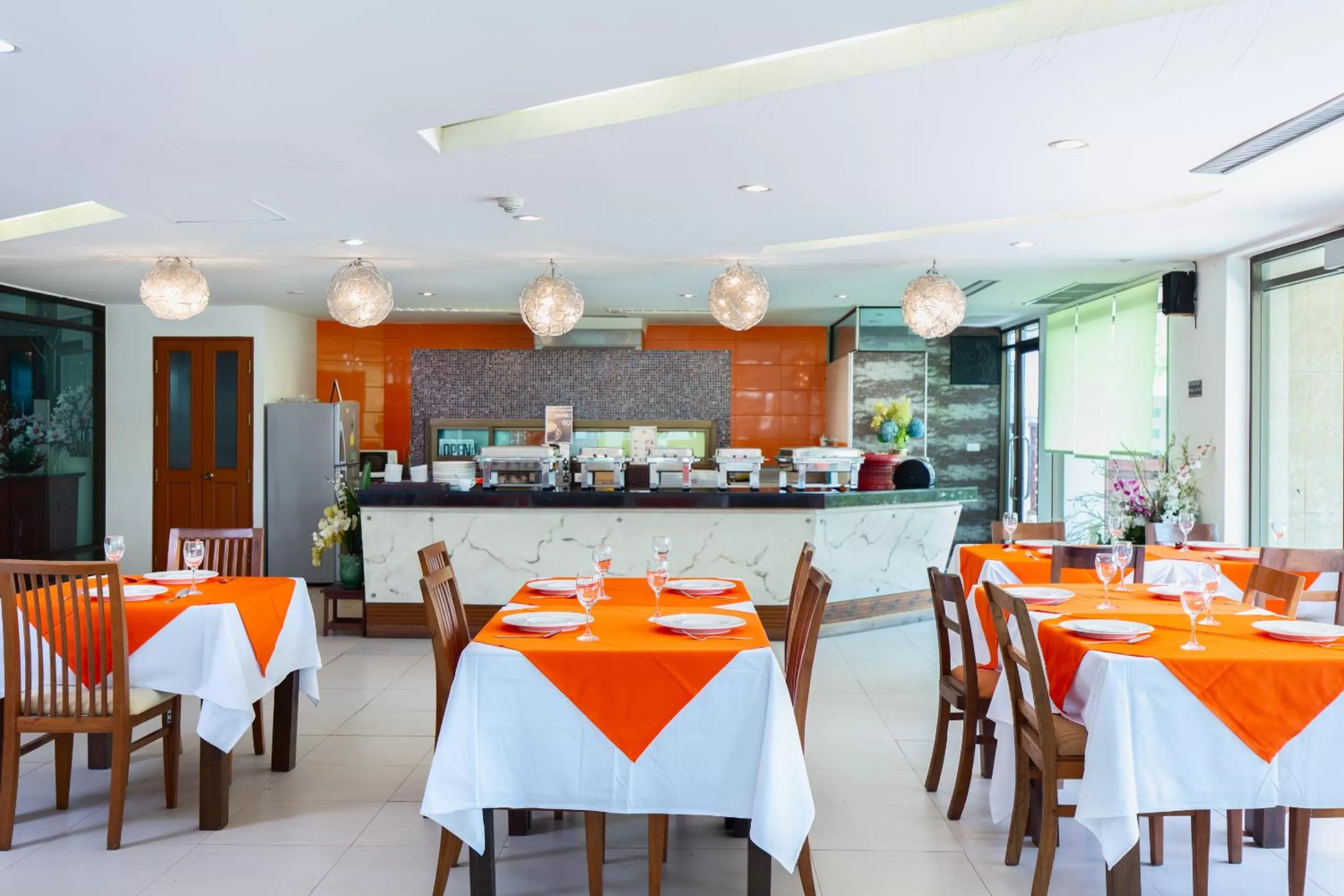 Restaurant/places to eat in Lasalle Suites Hotel & Residence