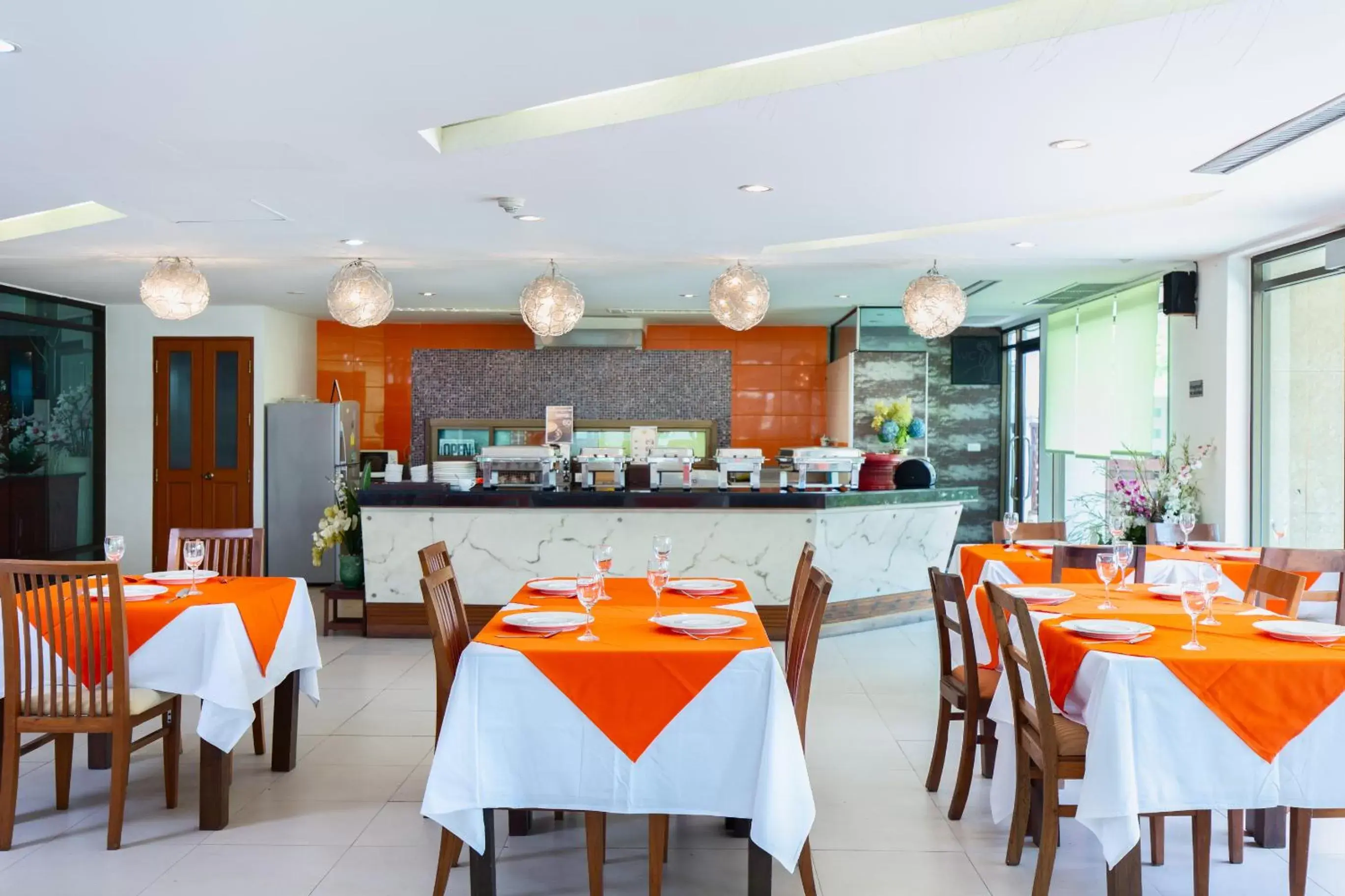 Restaurant/Places to Eat in Lasalle Suites Hotel & Residence