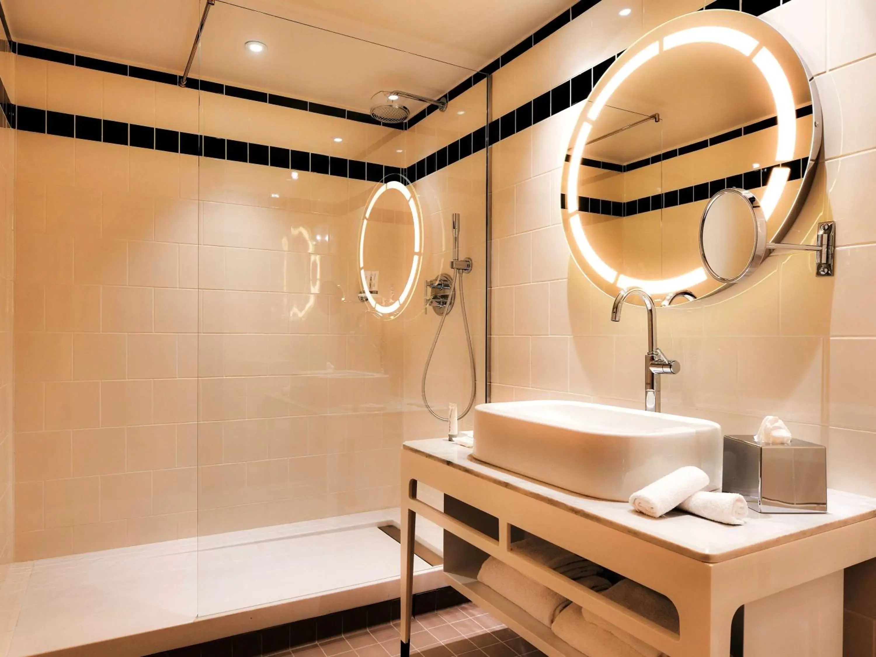 Photo of the whole room, Bathroom in Hotel Carlton Lyon - MGallery Hotel Collection