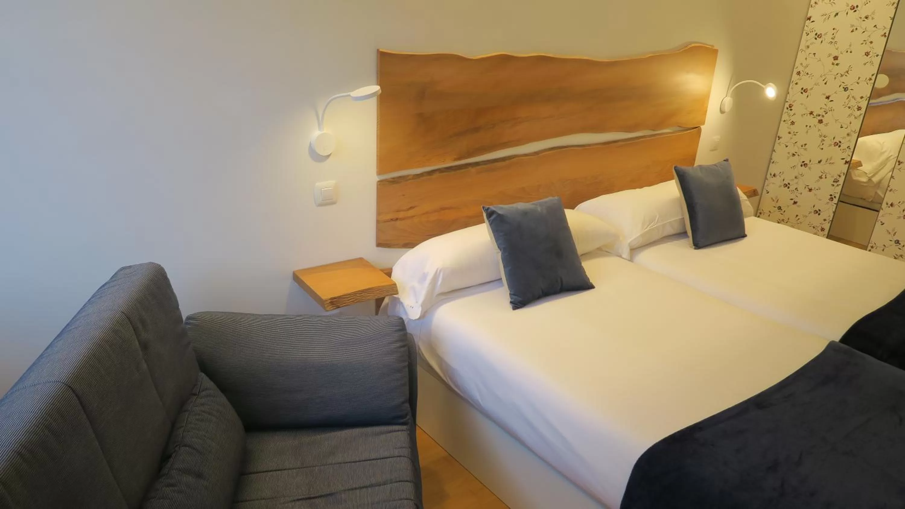 Photo of the whole room, Bed in Palacio Azcárate Hotel