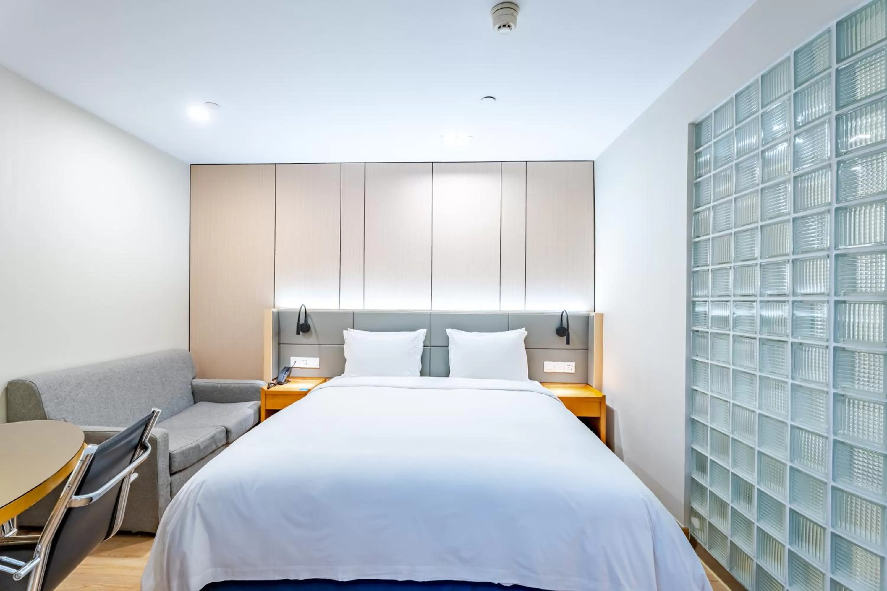 Property logo or sign, Bed in Holiday Inn Express Shanghai Jinqiao Central by IHG
