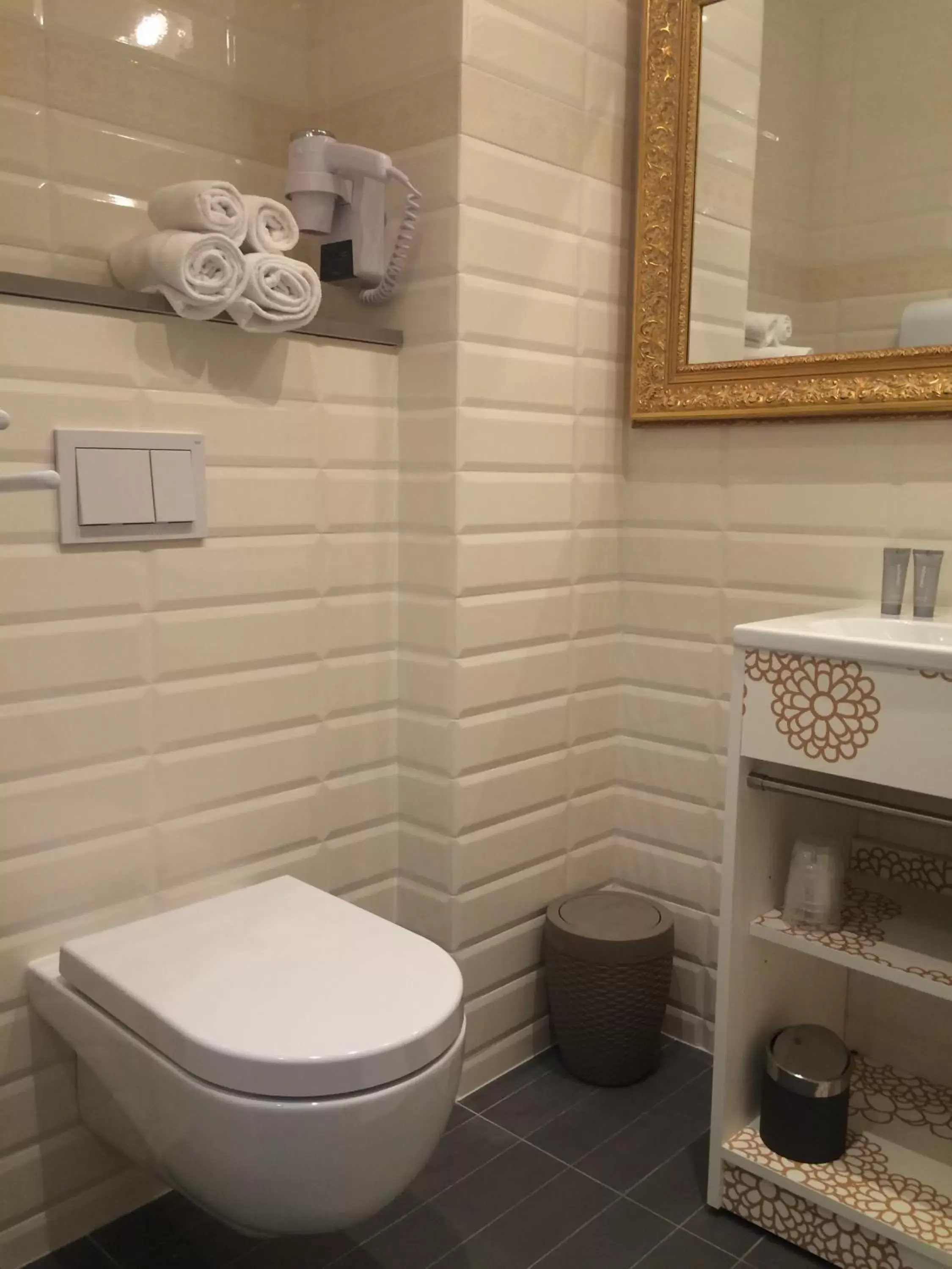 Standard Double Room North Facing in Hotel Restaurant Edmond's Standard Double Room North Facing in Hotel Restaurant Edmond's