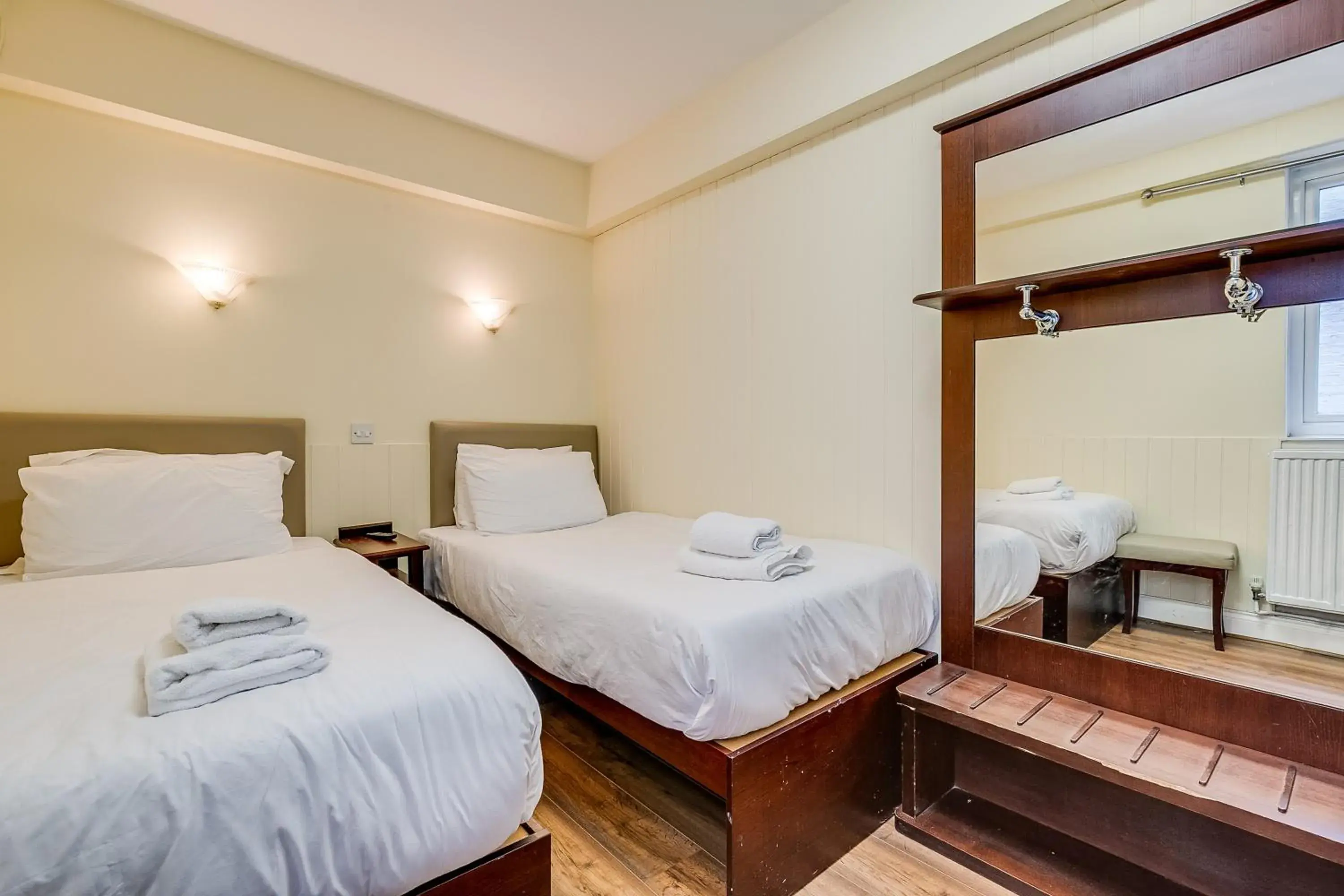 Bedroom, Bed in Astoria Hotel