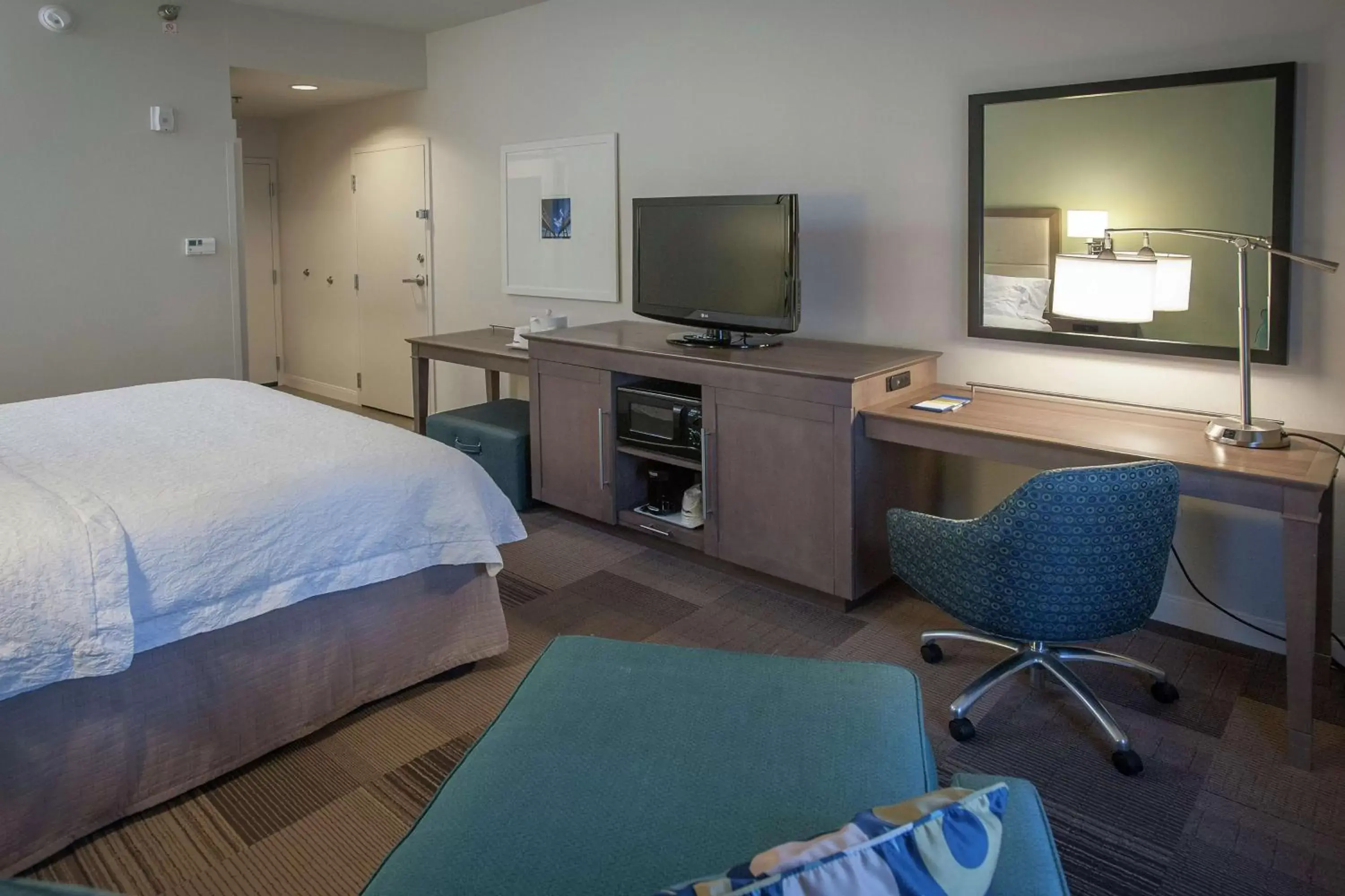 Living room, TV/Entertainment Center in Hampton Inn & Suites New Orleans/Elmwood