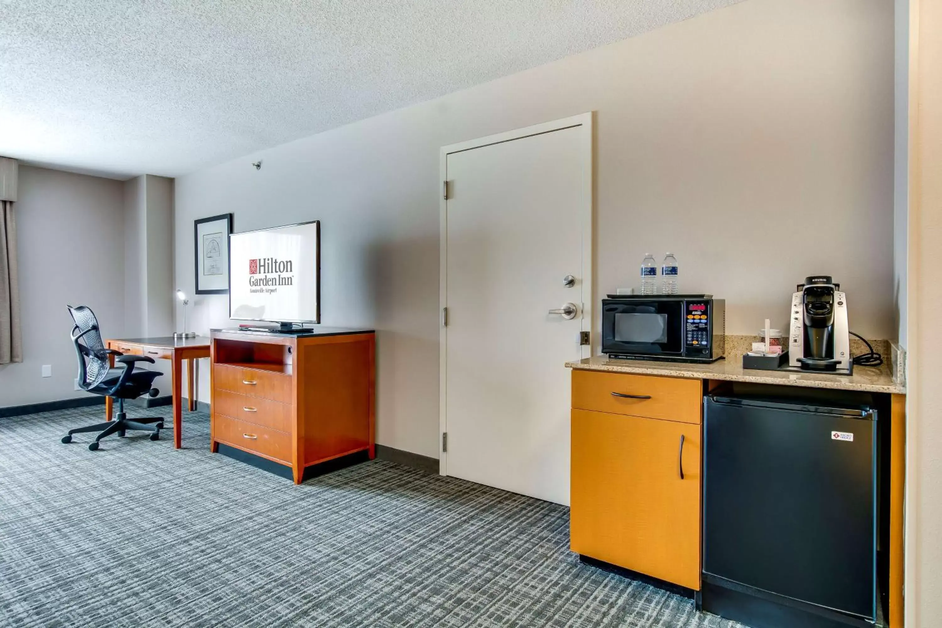 Bedroom, Kitchen/Kitchenette in Hilton Garden Inn Louisville Airport