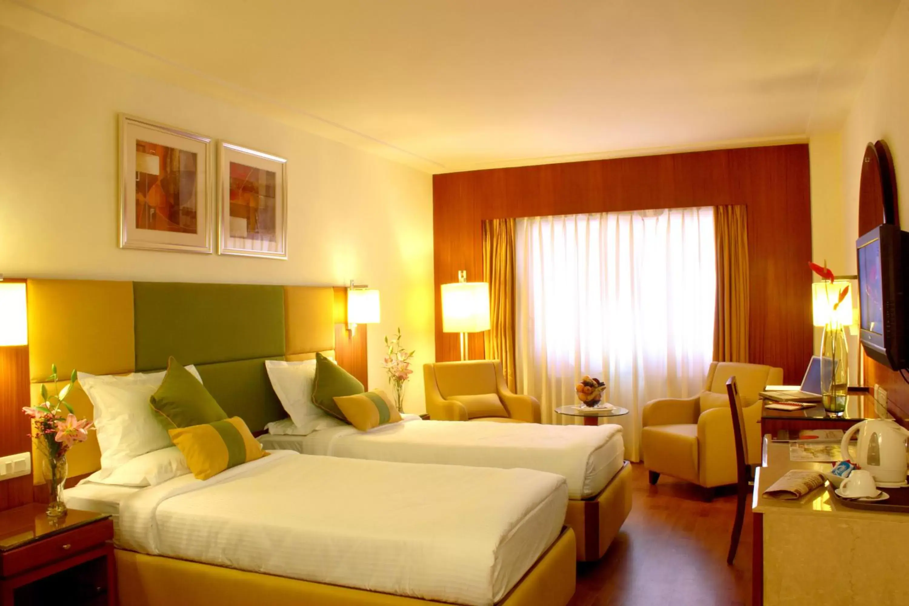 Photo of the whole room, Bed in Hampshire Plaza Photo of the whole room, Bed in Hampshire Plaza