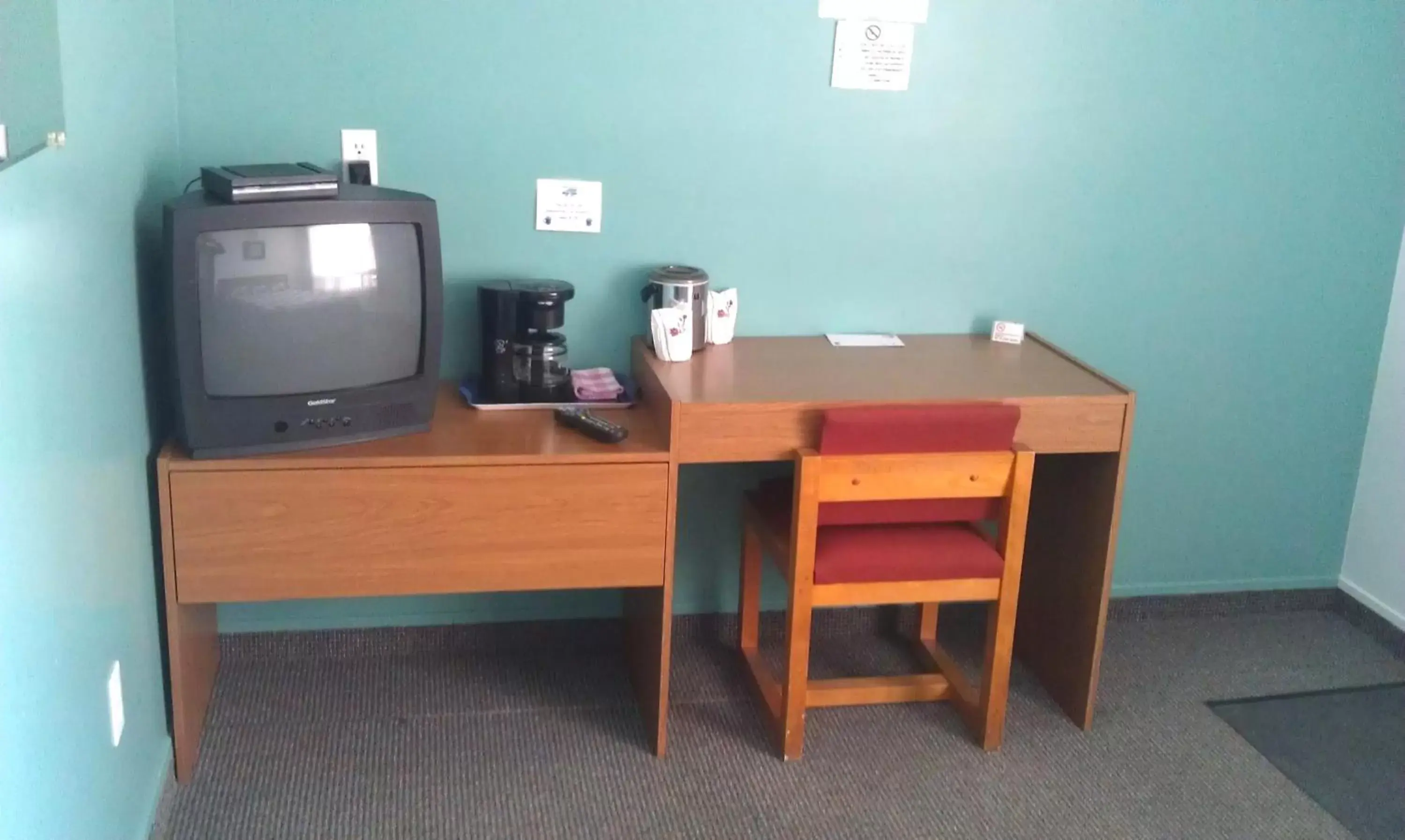 Photo of the whole room, TV/Entertainment Center in Motel Royal