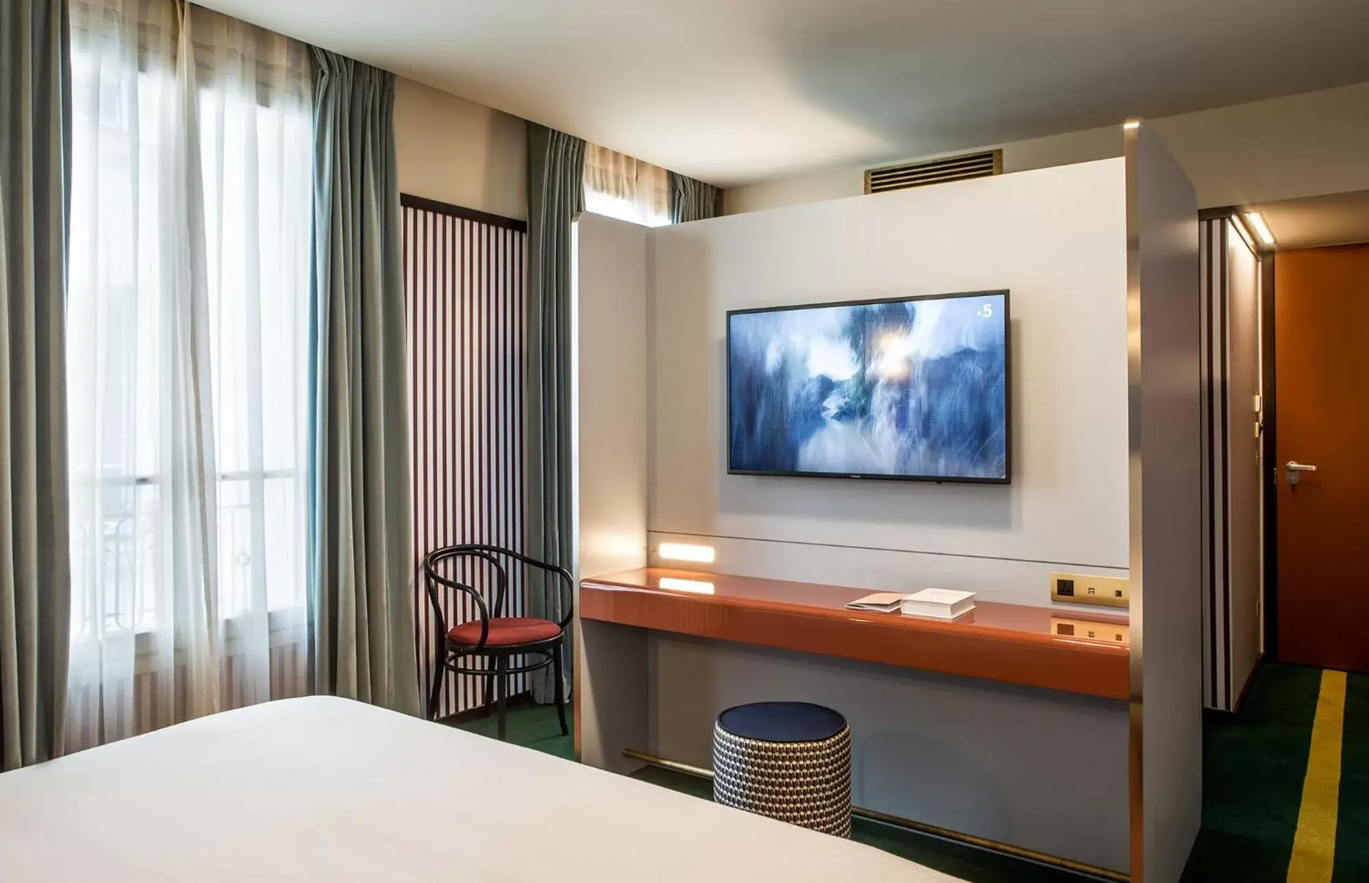 Bed, TV/Entertainment Center in Hôtel du Rond-point des Champs-Élysées - Esprit de France