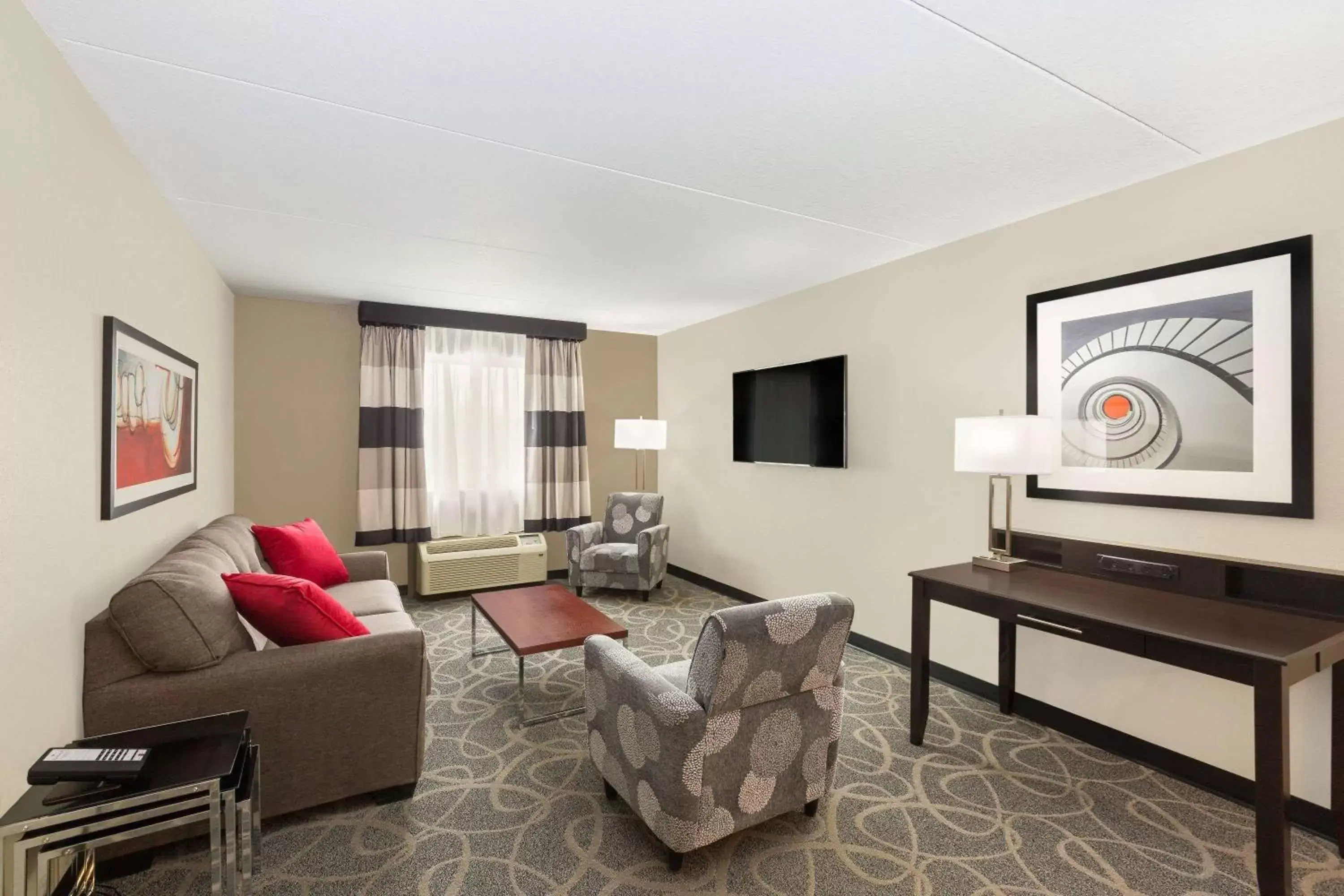 Living room, Seating Area in Ramada by Wyndham Des Moines Airport
