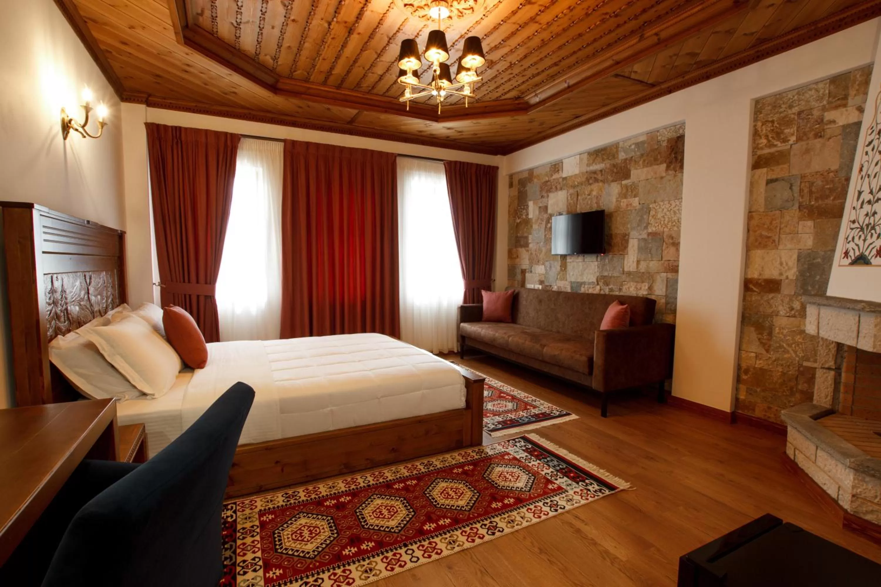 Bedroom, Bed in Rose Garden Hotel