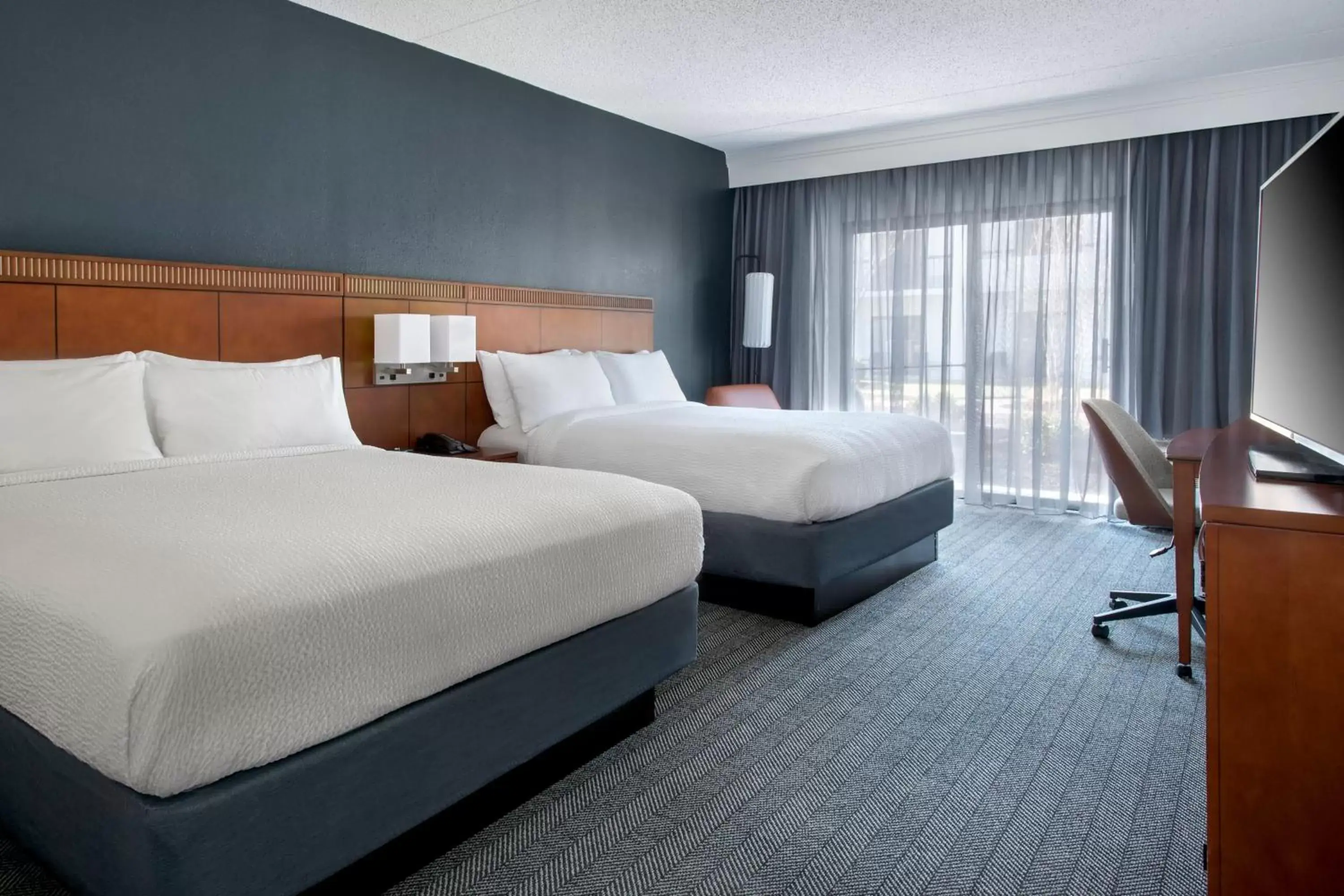 Photo of the whole room, Bed in Courtyard by Marriott Annapolis