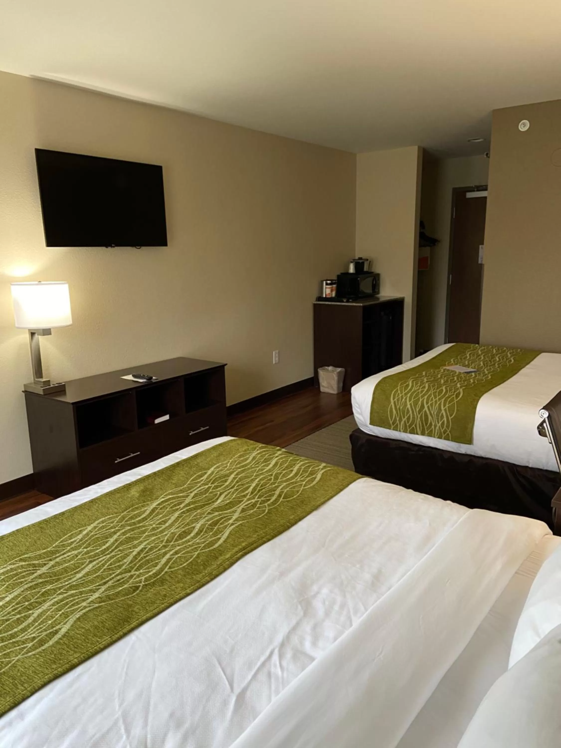 Photo of the whole room, Bed in Comfort Inn Connellsville Riverview