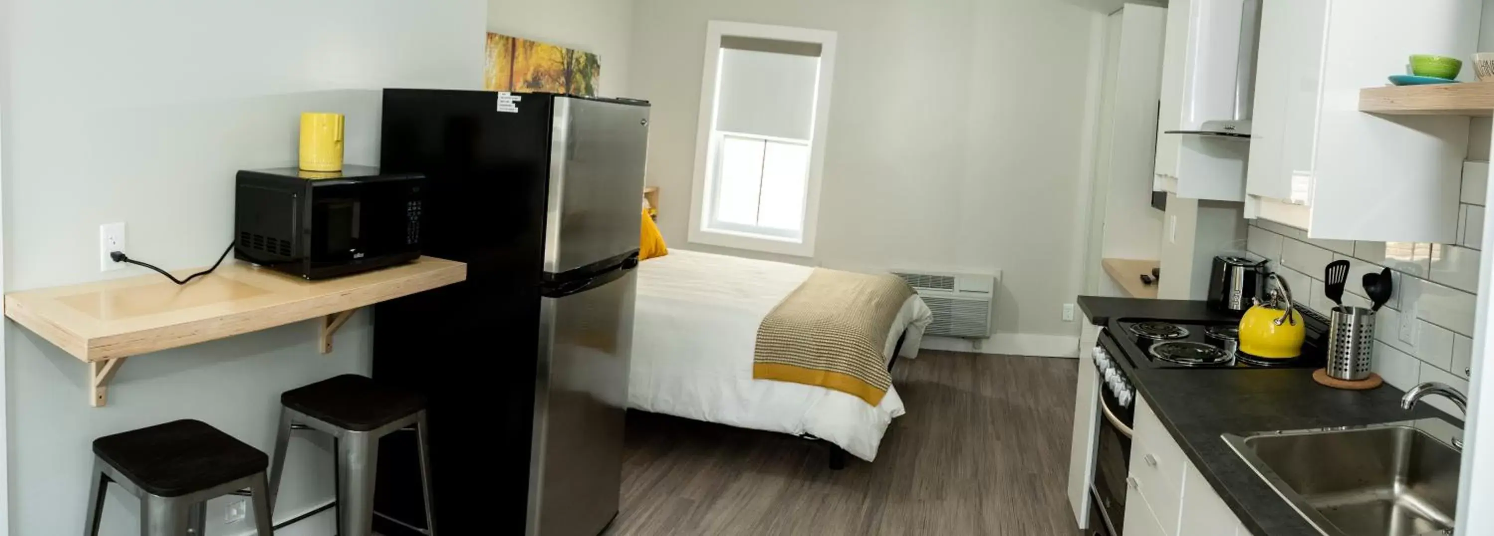 Bed, Kitchen/Kitchenette in Morel Executive Suites