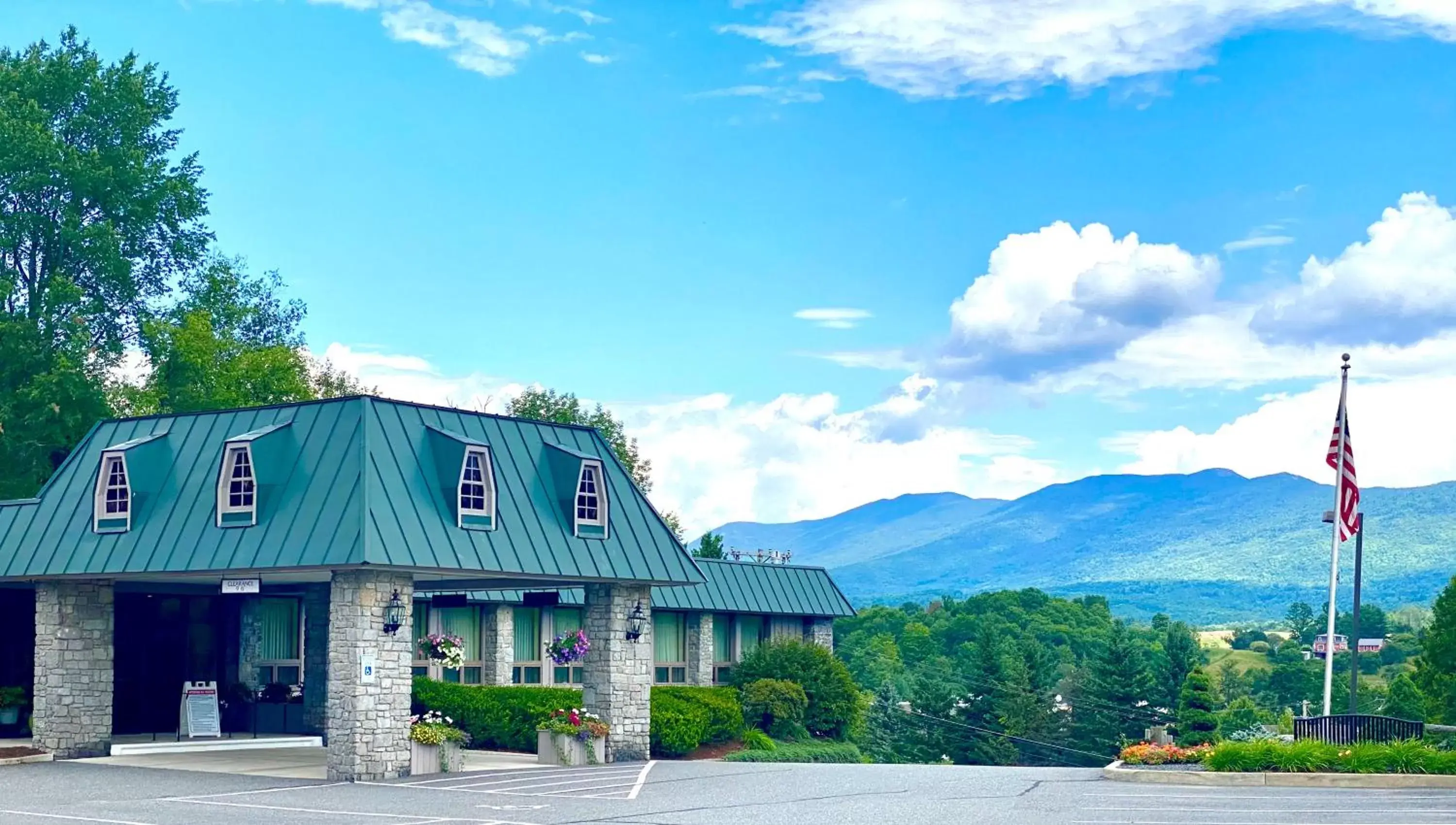 Facade/entrance, Property Building in Best Western Plus Waterbury - Stowe