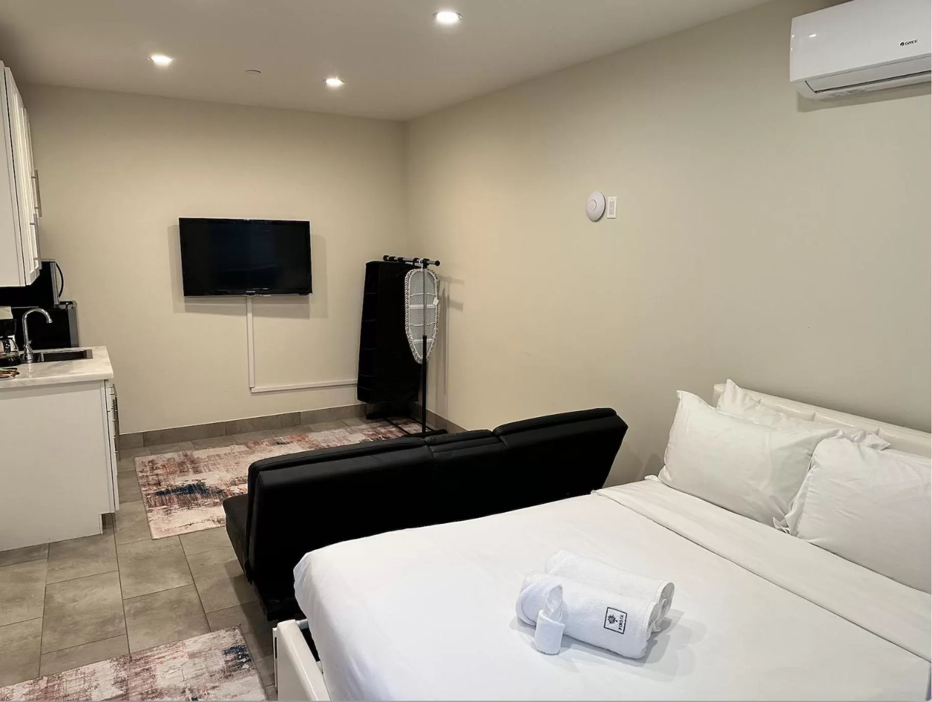 Bed in Studio with Private Entrance next to Balboa Park