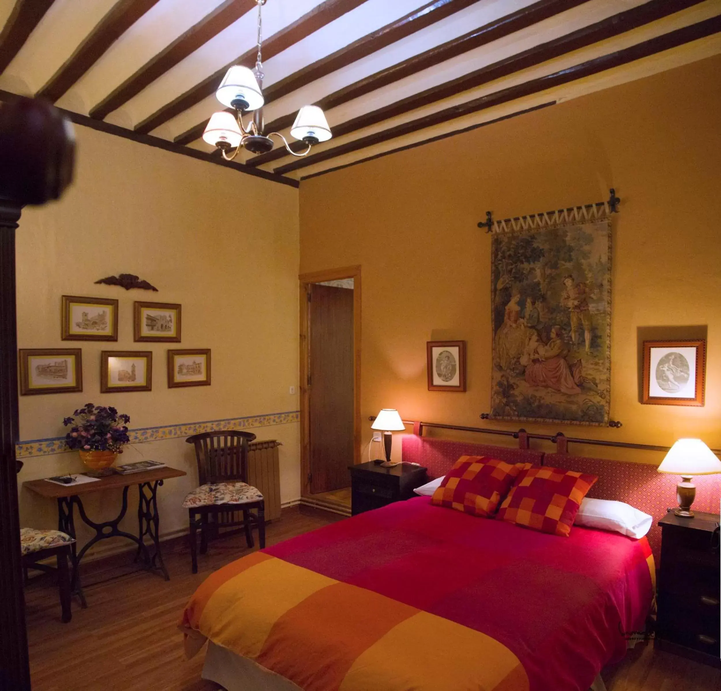 Photo of the whole room, Bed in La Casona del Abuelo Parra