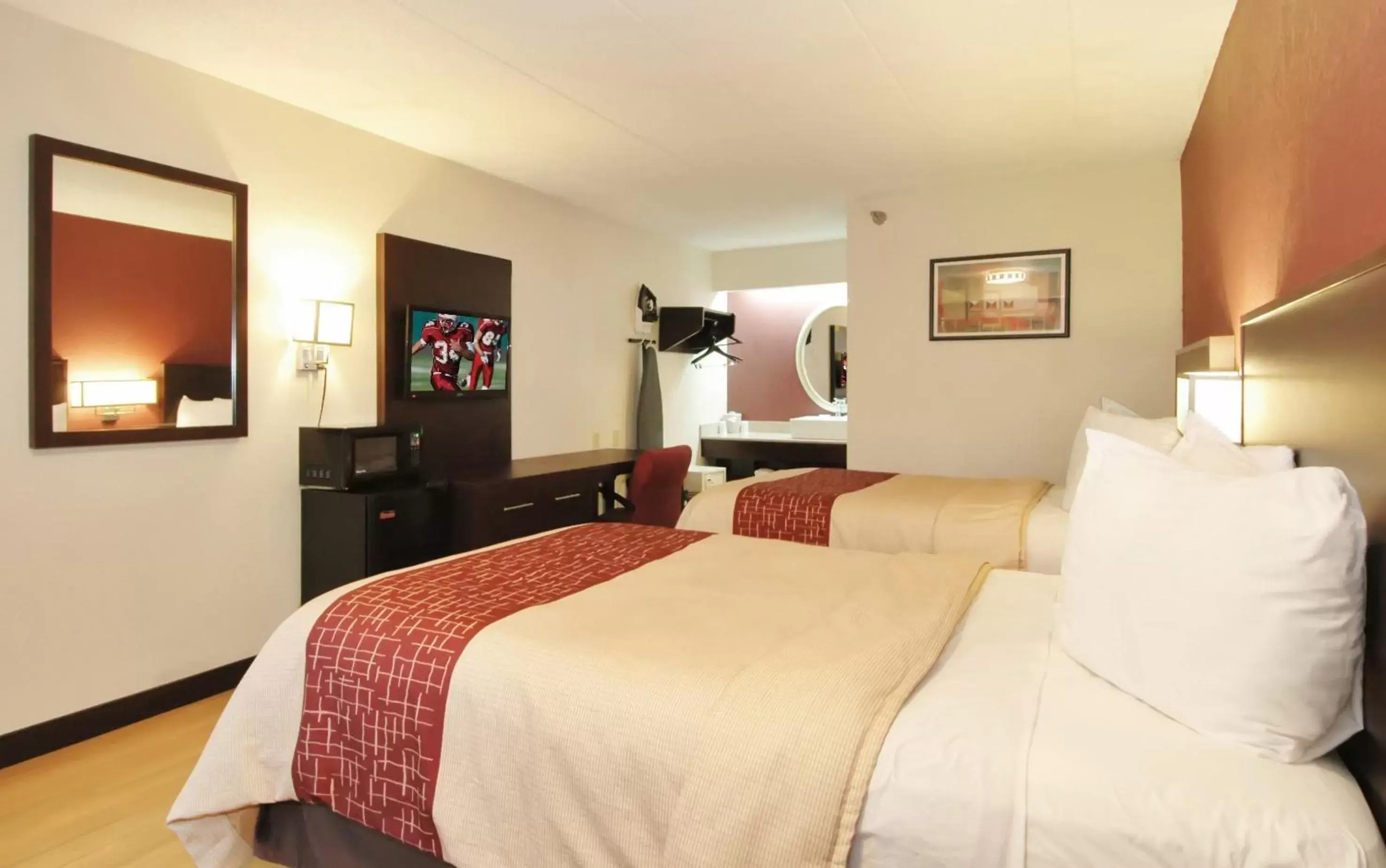 Photo of the whole room, Room Photo in Red Roof Inn PLUS Chicago - Hoffman Estates