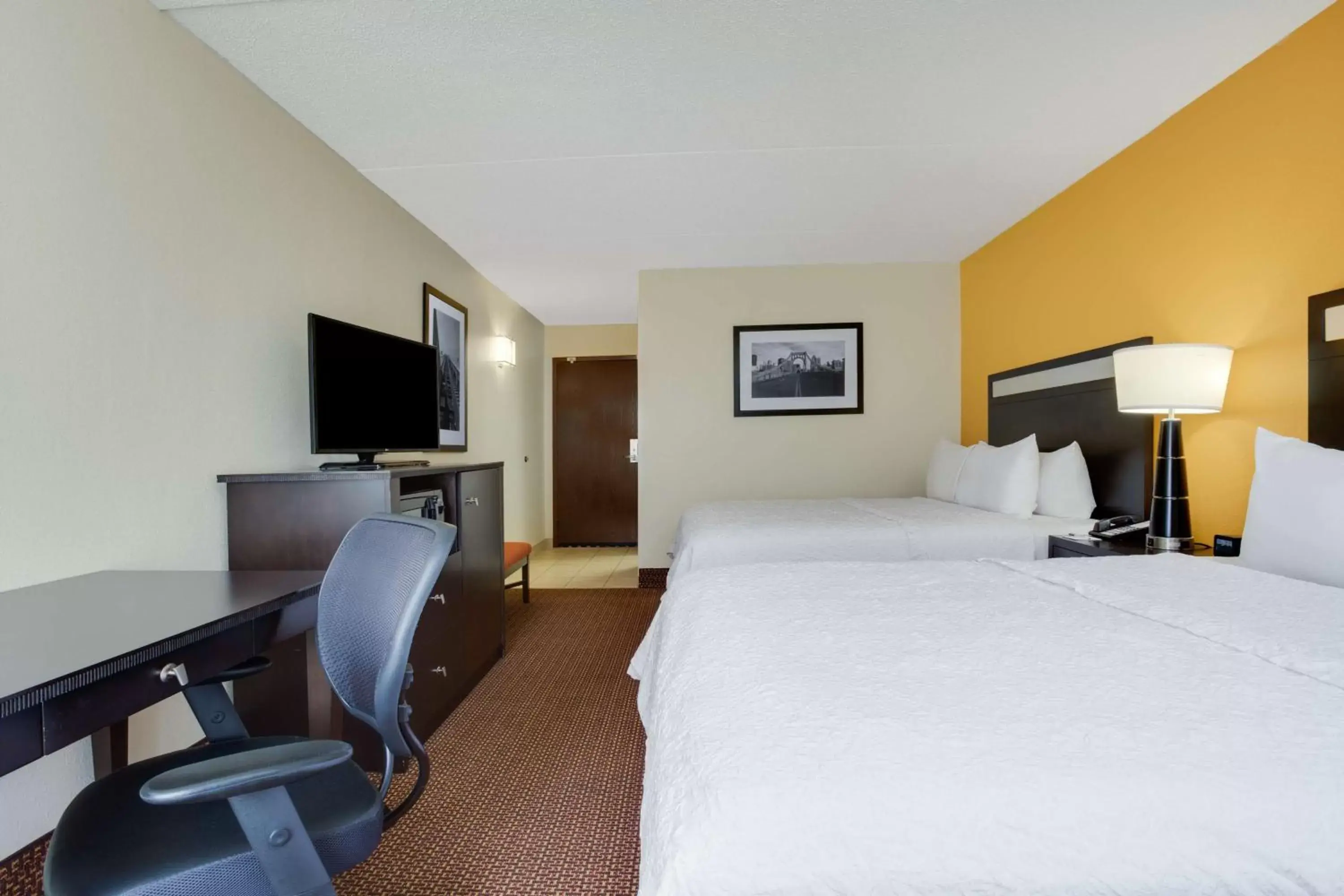 Bedroom, TV/Entertainment Center in Hampton Inn Pittsburgh/West Mifflin