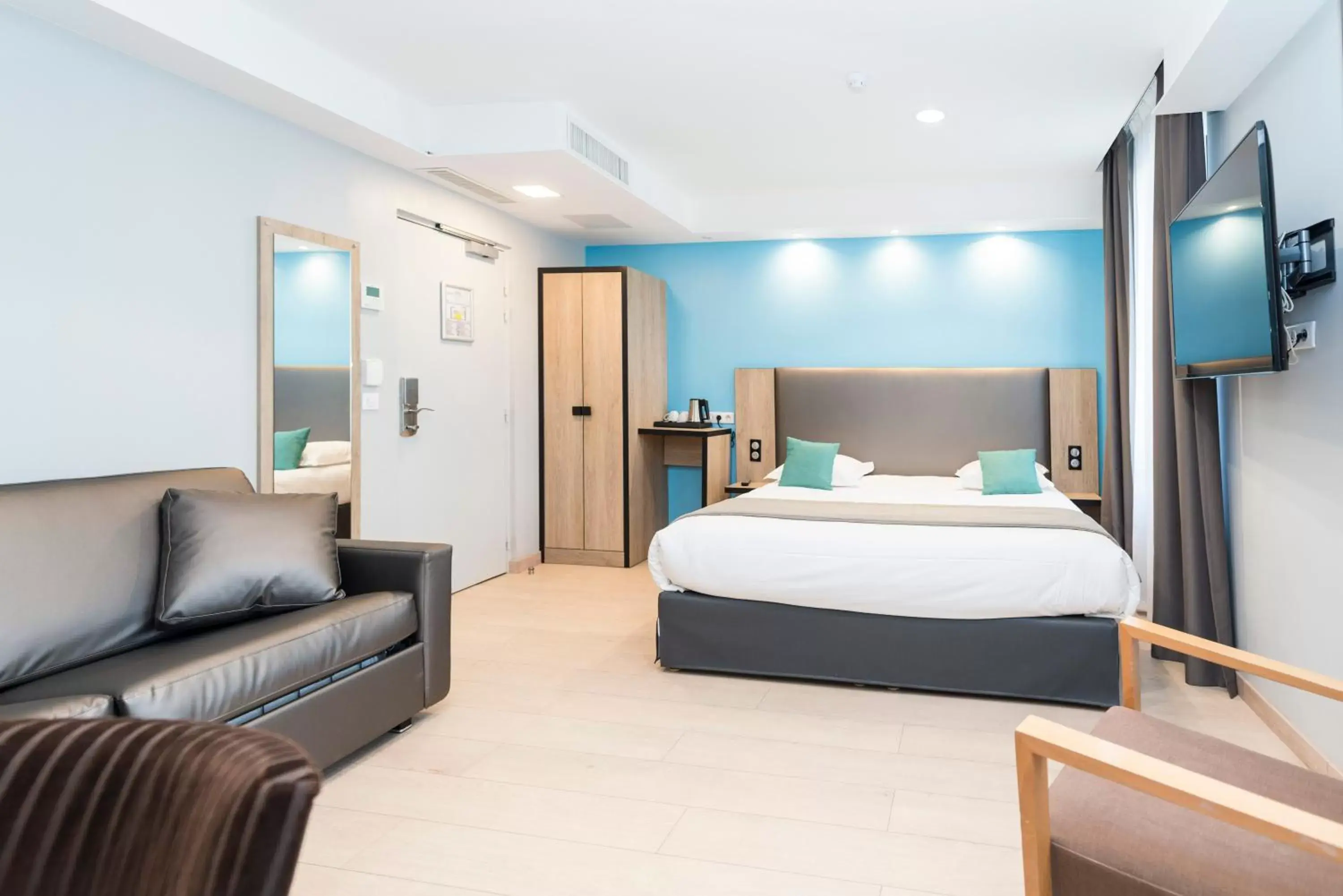 Bed in Grand Hôtel Clichy Paris Bed in Grand Hôtel Clichy Paris